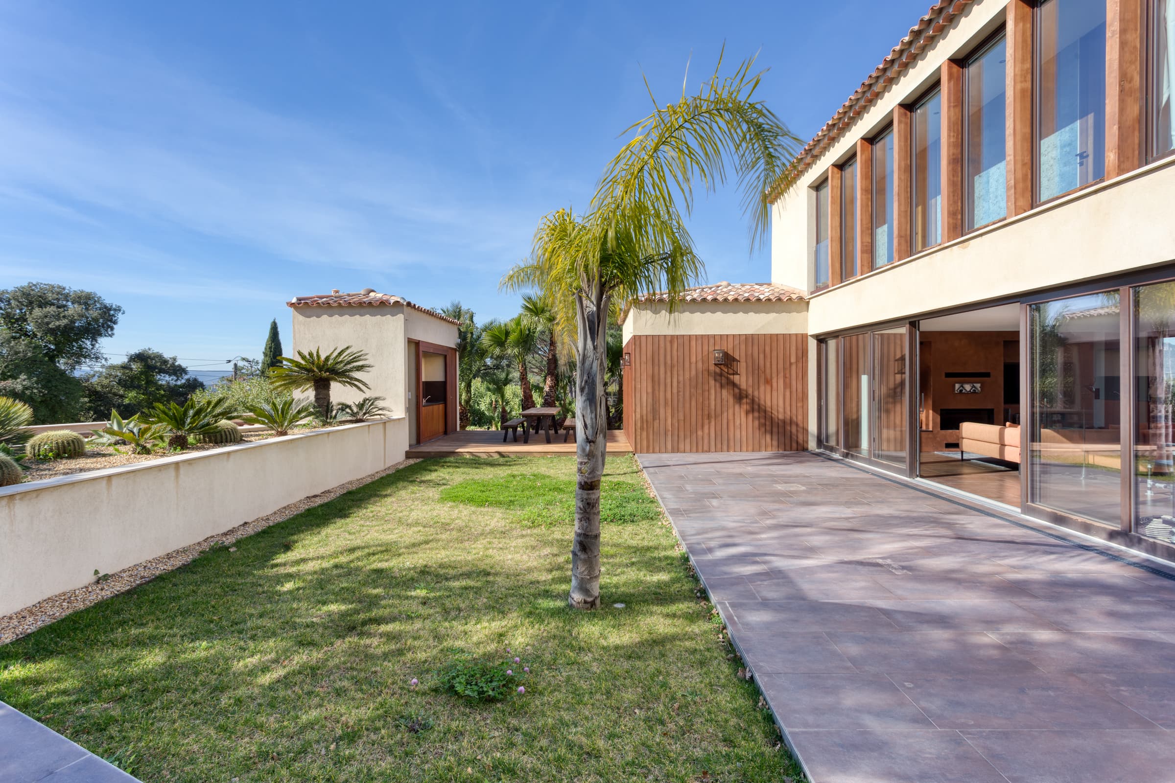 Magnifique jardin paysager autour de la villa à vendre à Gassin. Cadre verdoyant, intime et ensoleillé dans le Domaine de Sinopolis.