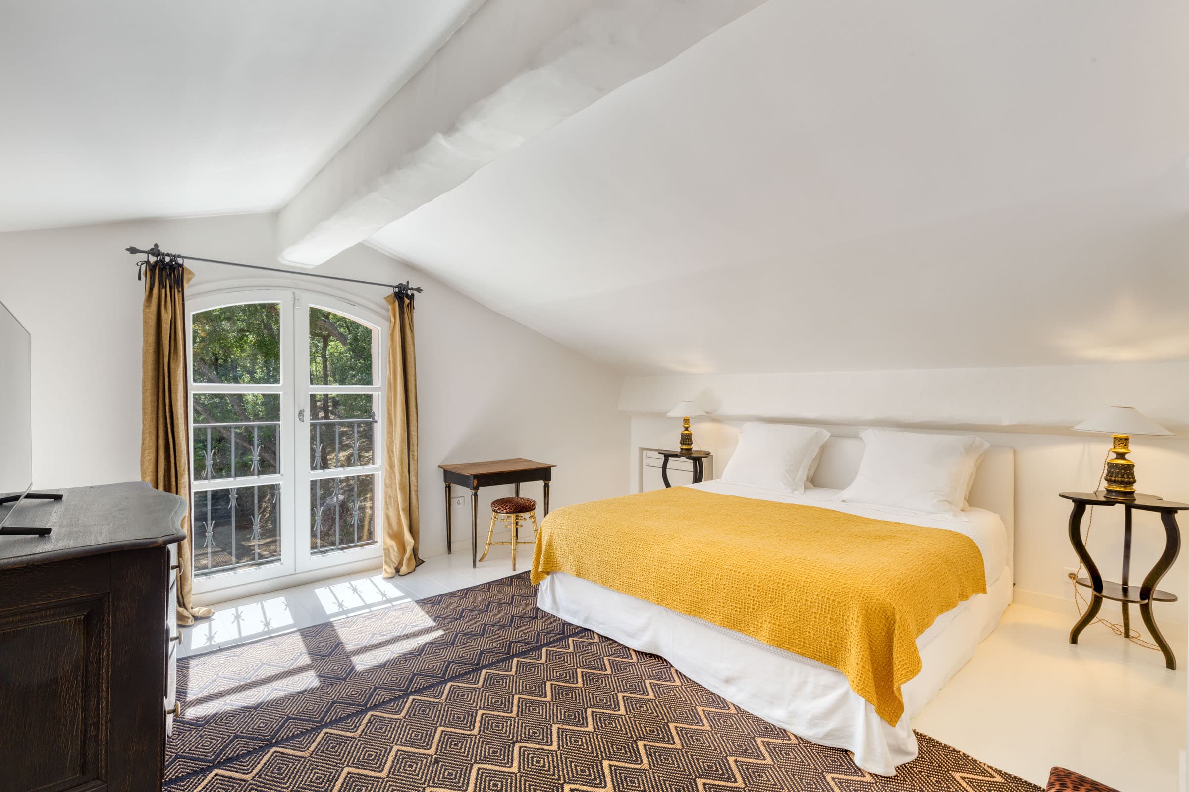 Maison à vendre à Grimaud avec chambres confortables et lumineuses, chacune avec salle de bain ou salle d’eau privée.