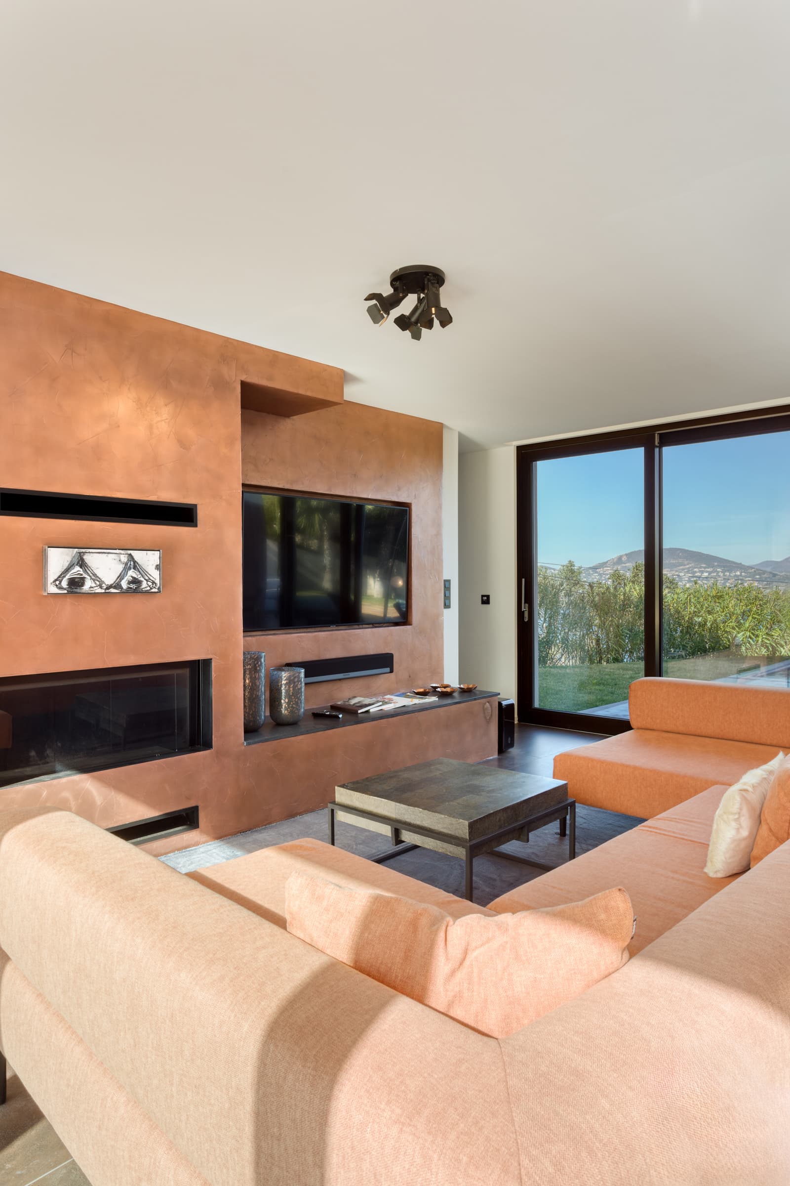 Séjour spacieux et lumineux dans villa de luxe à Gassin. Grandes baies vitrées, accès terrasse et vue panoramique sur la mer.