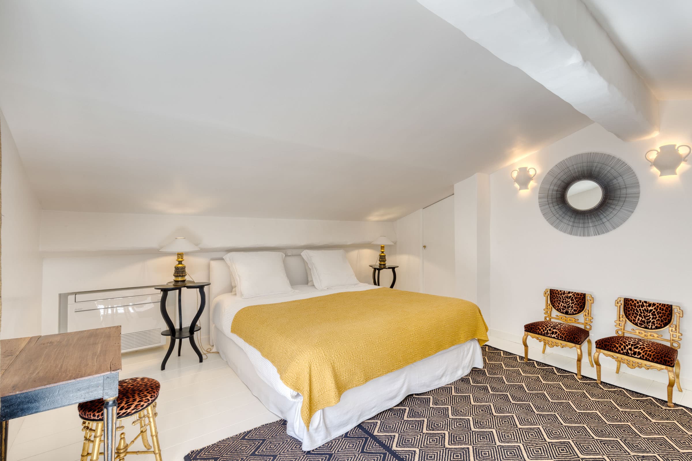Maison à vendre à Grimaud avec chambres confortables et lumineuses, chacune avec salle de bain ou salle d’eau privée.