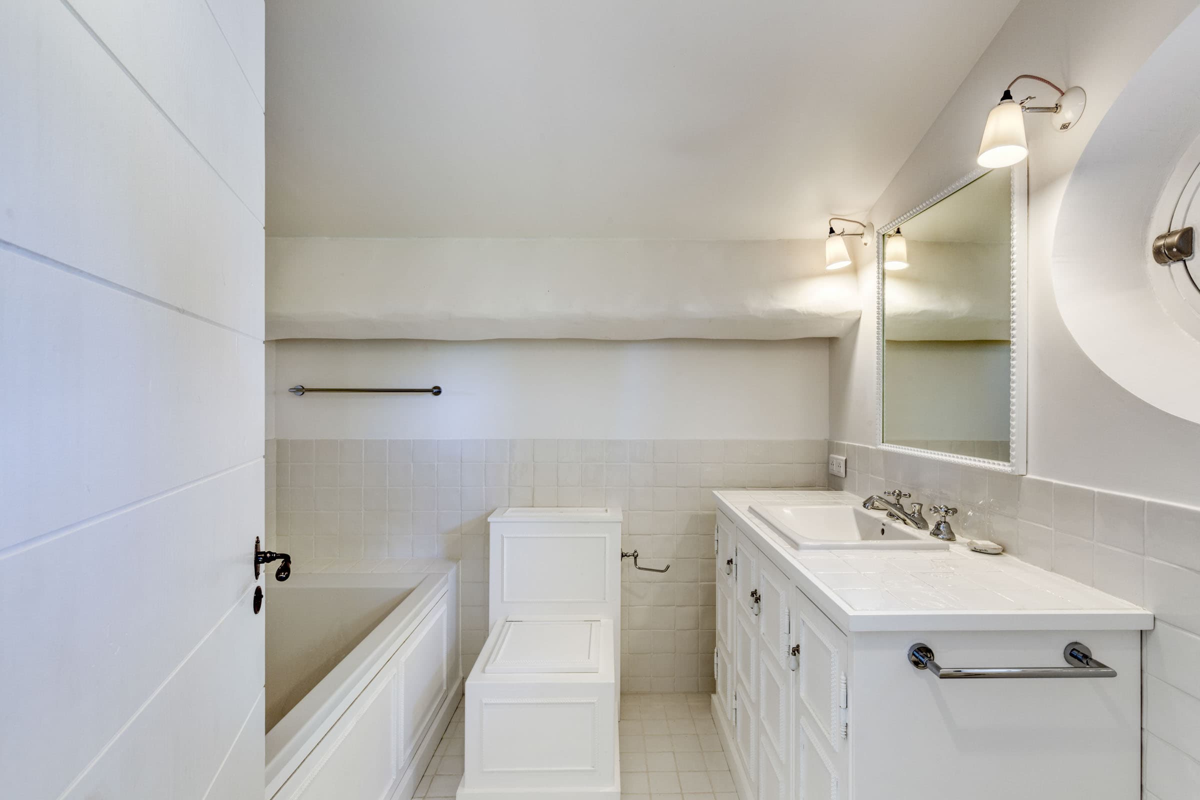 Salles de bain raffinées dans maison à vendre à Grimaud. Matériaux de qualité et atmosphère relaxante, style provençal.