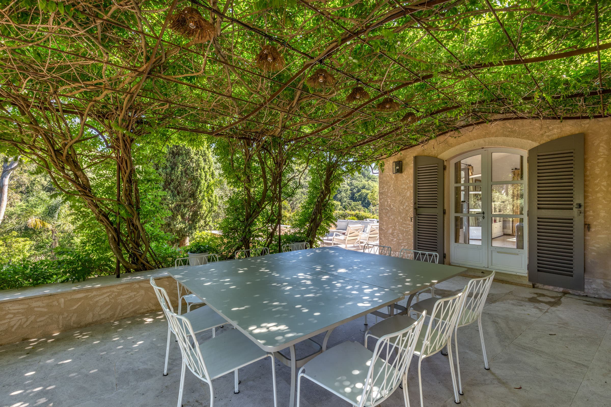 Belle terrasse couverte avec vue sur le château de Grimaud. Espace repas et détente dans une atmosphère paisible.