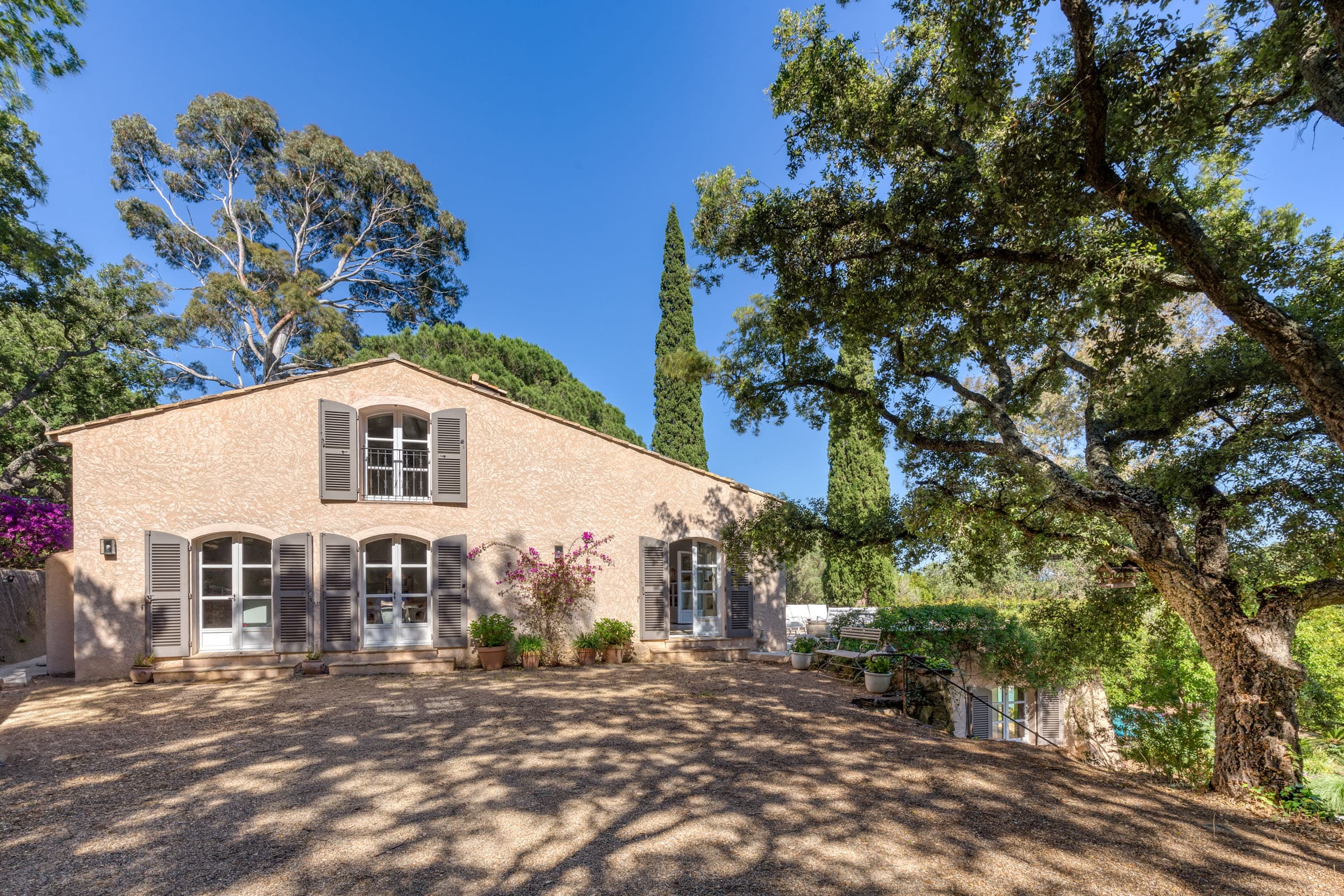 Charmante façade d’une maison de campagne à vendre à Grimaud. Style provençal, authenticité et élégance naturelle.