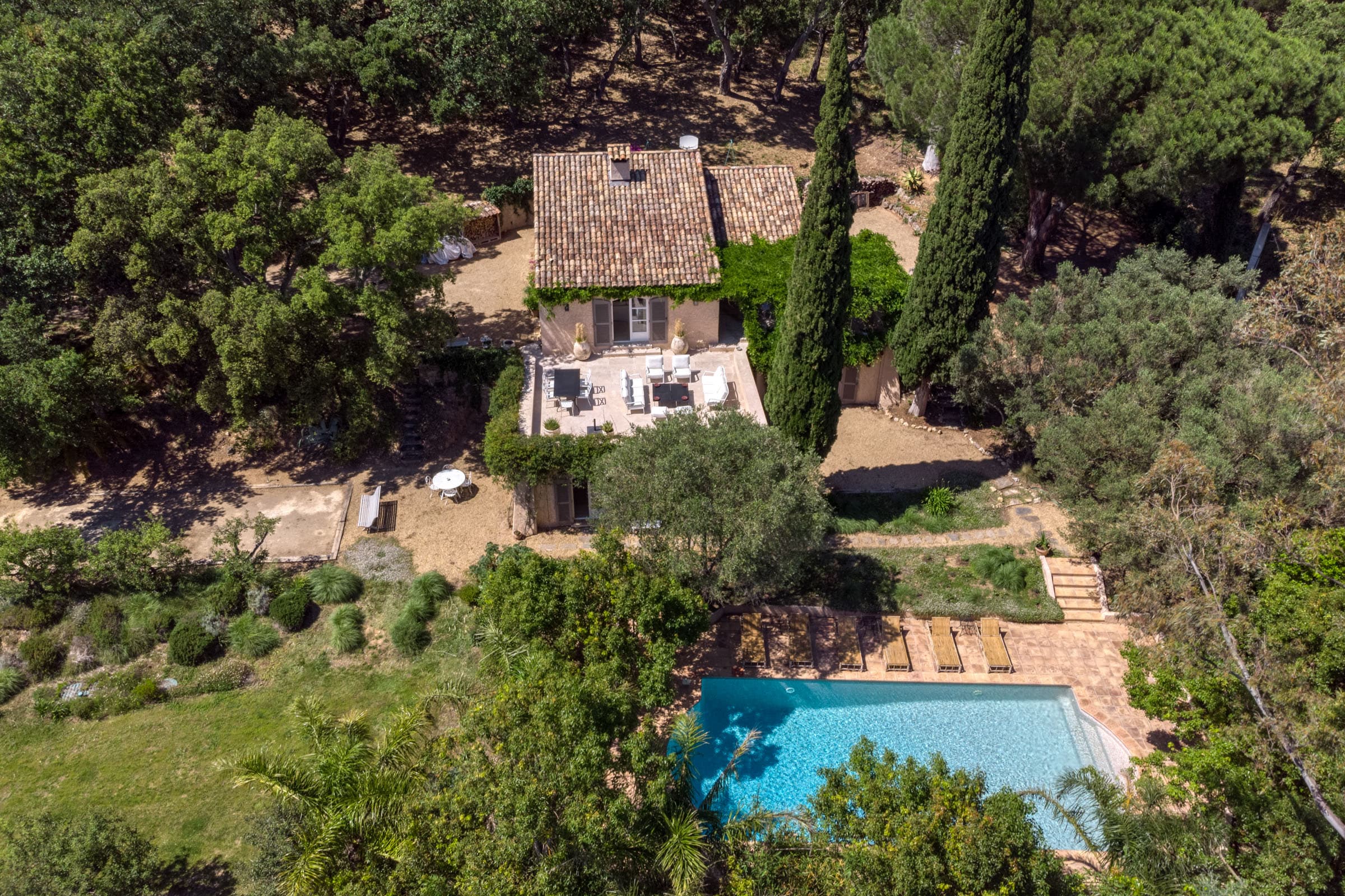 Propriété de 1 hectare à vendre à Grimaud. Jardin verdoyant, calme absolu et vue sur le château, un havre de paix en Provence.