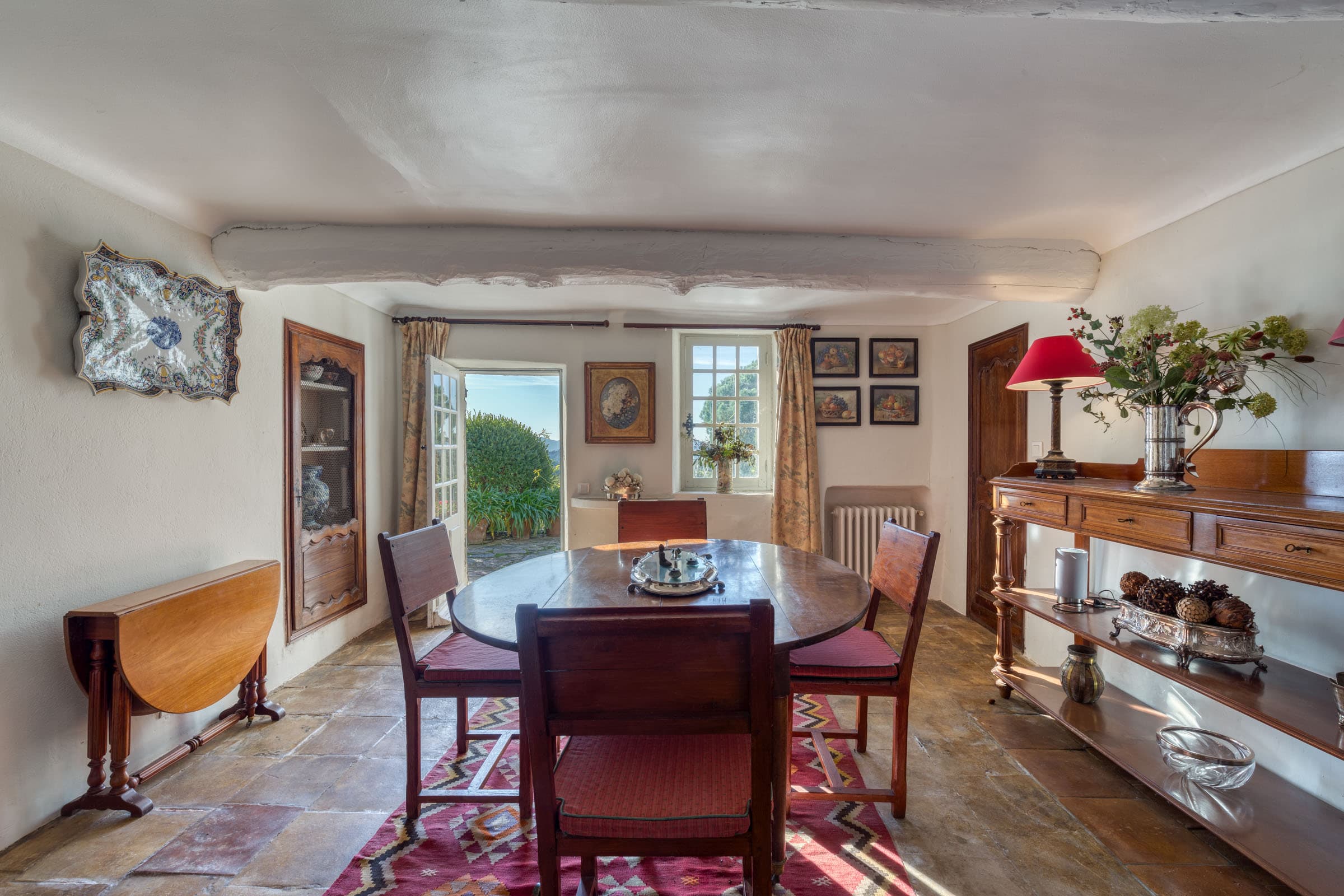 Salle à manger conviviale avec accès au jardin paysager, propriété unique à vendre à La Garde-Freinet.