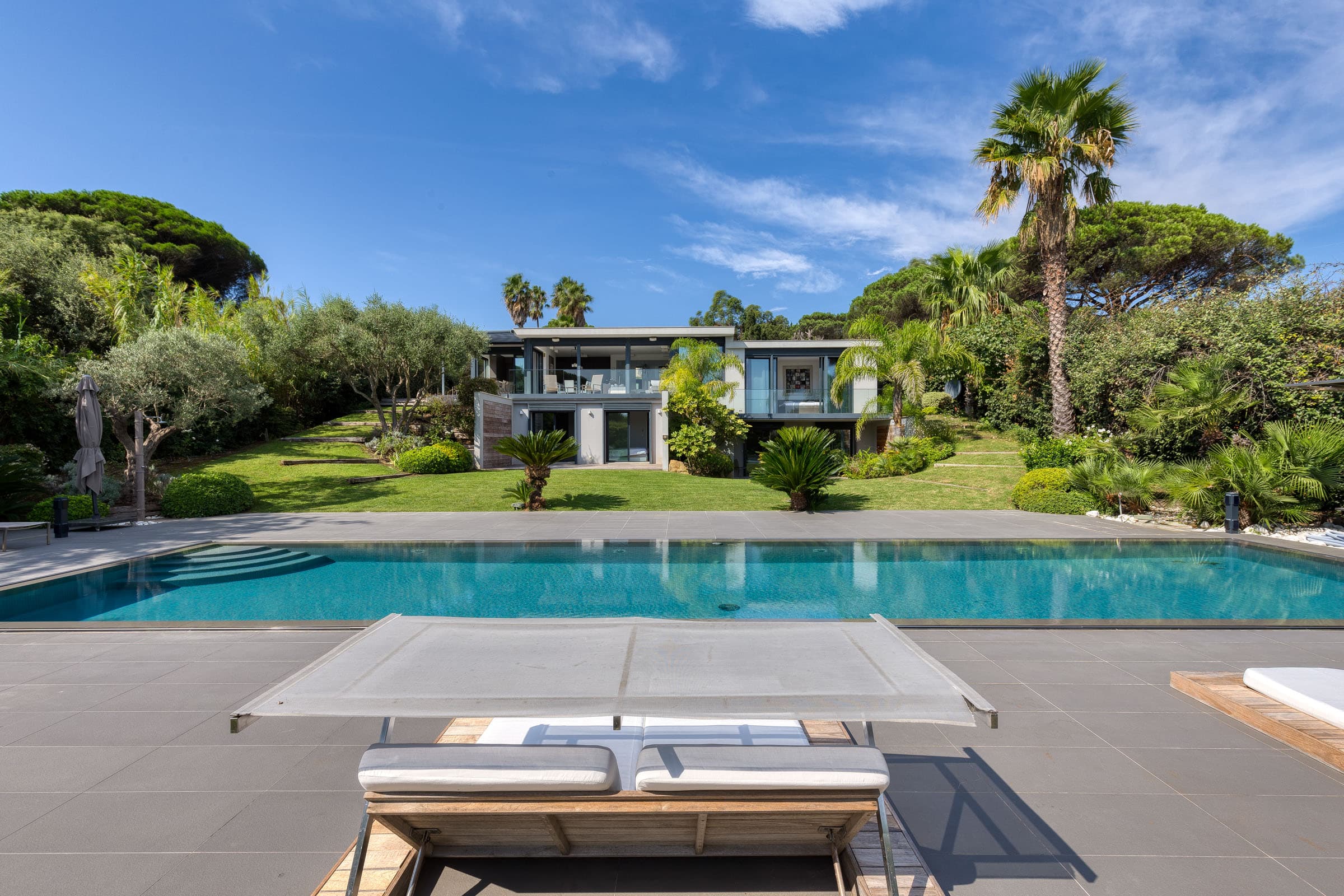 Piscine et jardin paysager d’une villa contemporaine à vendre à Ramatuelle, à quelques mètres des plages de Pampelonne.