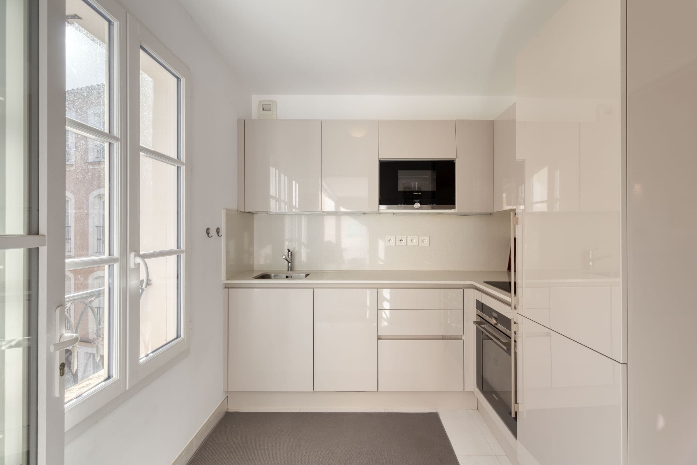 Cuisine indépendante équipée avec portes coulissantes, ouvrant sur la terrasse à Saint-Tropez.