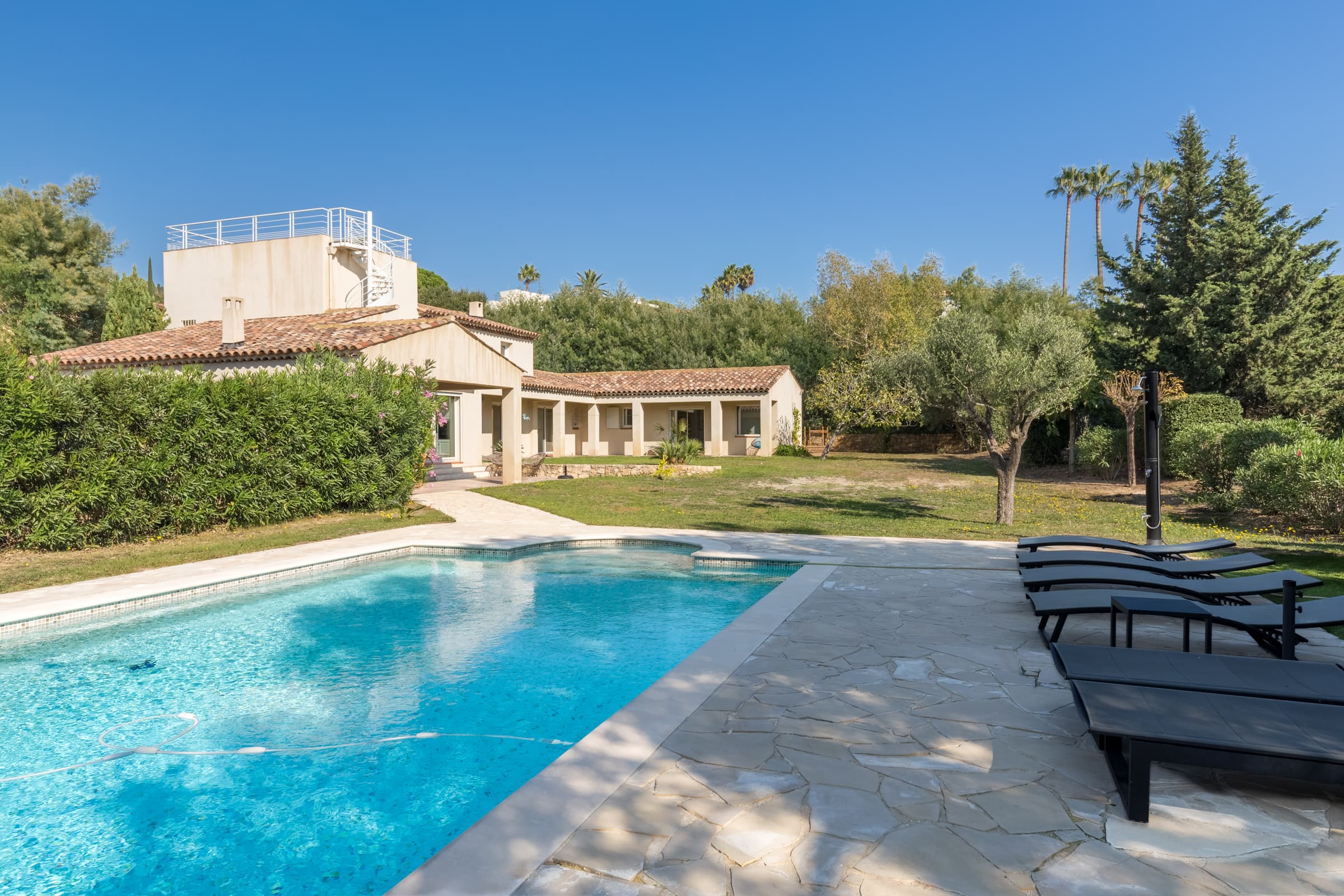 Villa 220m² avec piscine, terrasses et jardin, située dans un domaine privé à Grimaud, à deux pas des plages.