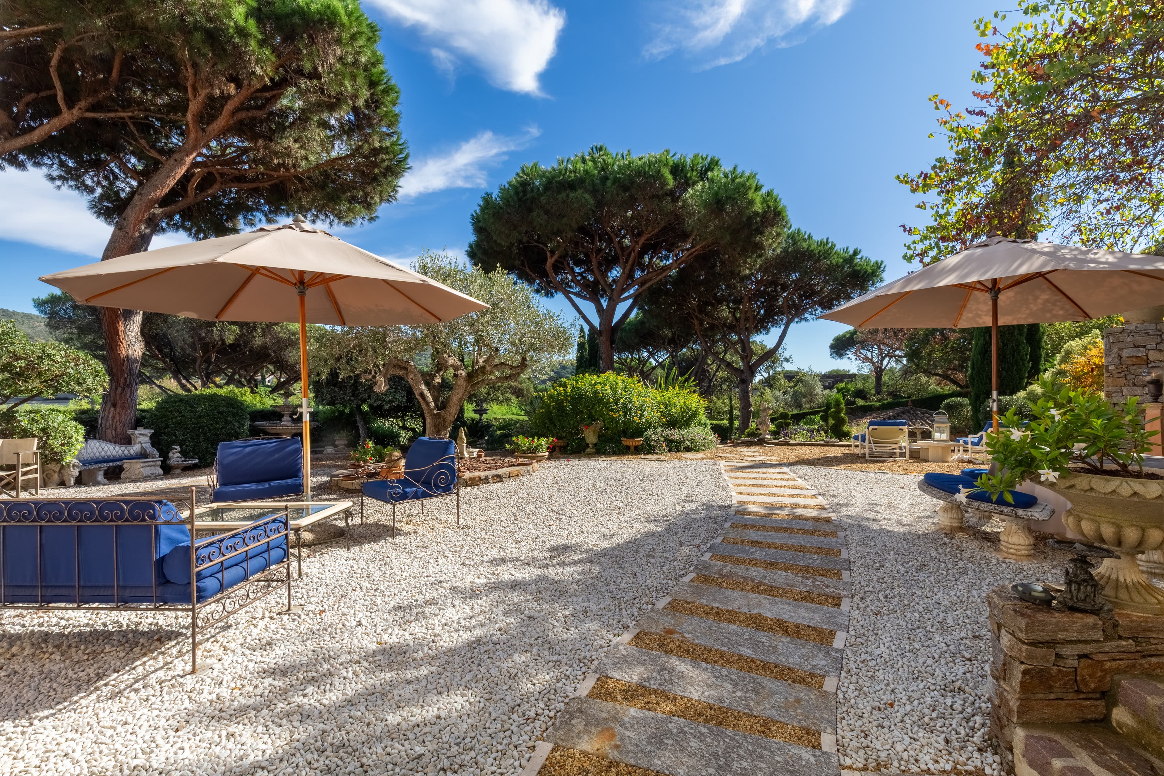 Villa à vendre à La Croix-Valmer. Superbes terrasses, exposition sud, jardin paysager et calme total. Accès plage à pied. Luxe et sérénité.