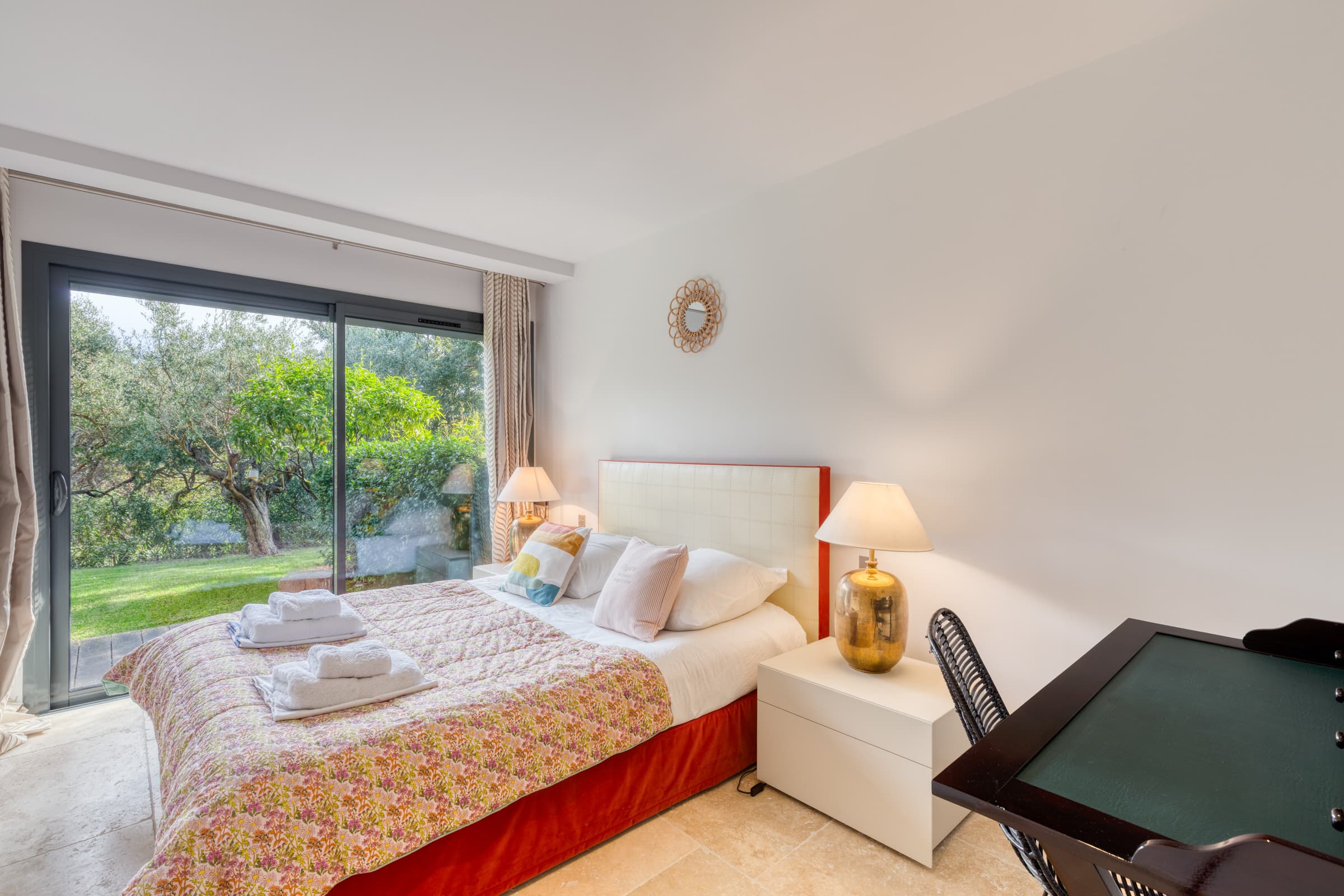 Cinq chambres élégantes avec salles d’eau privatives. Confort, intimité et raffinement à La Croix-Valmer.