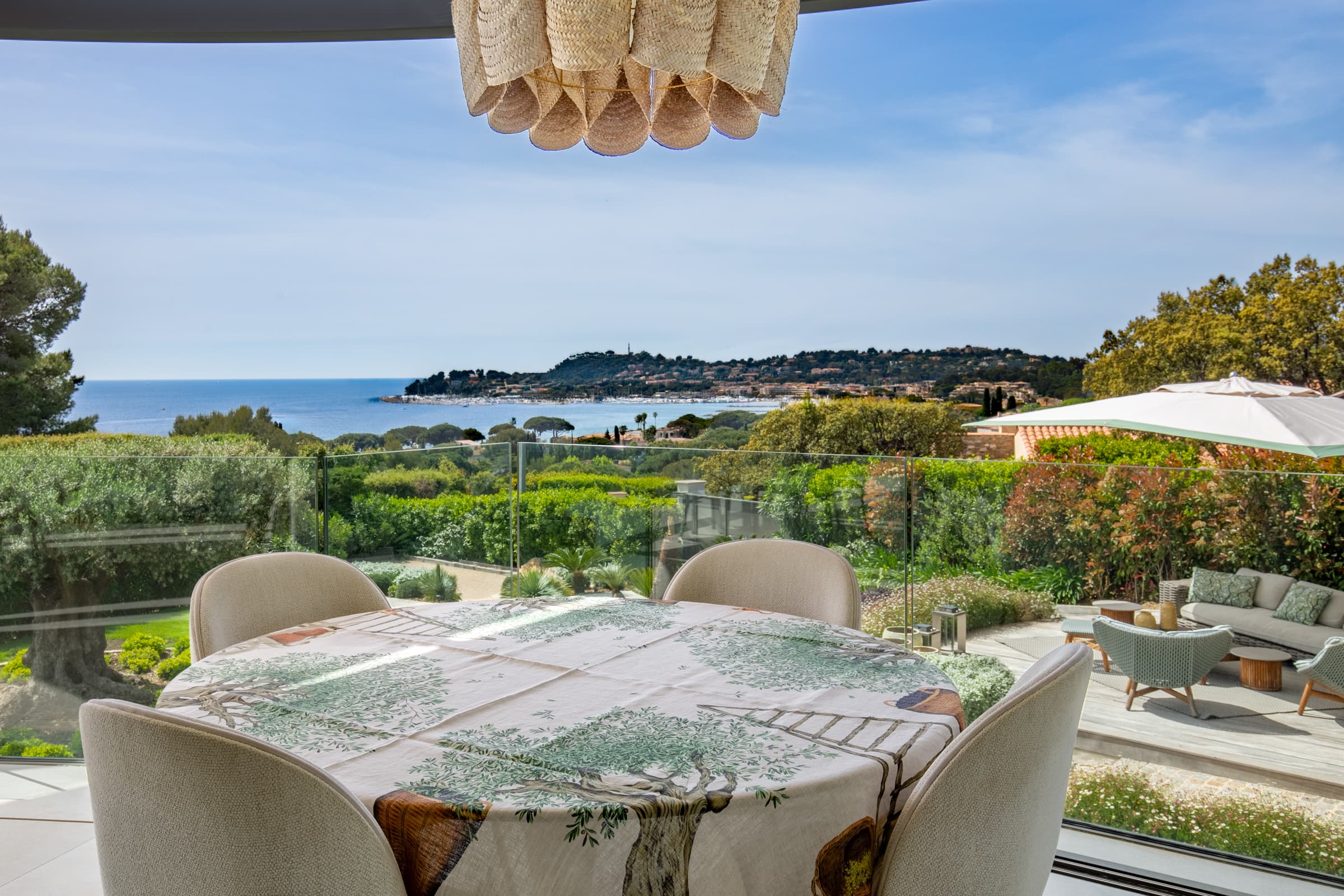 Détente absolue sur une terrasse ensoleillée surplombant la baie de Cavalaire-sur-Mer.