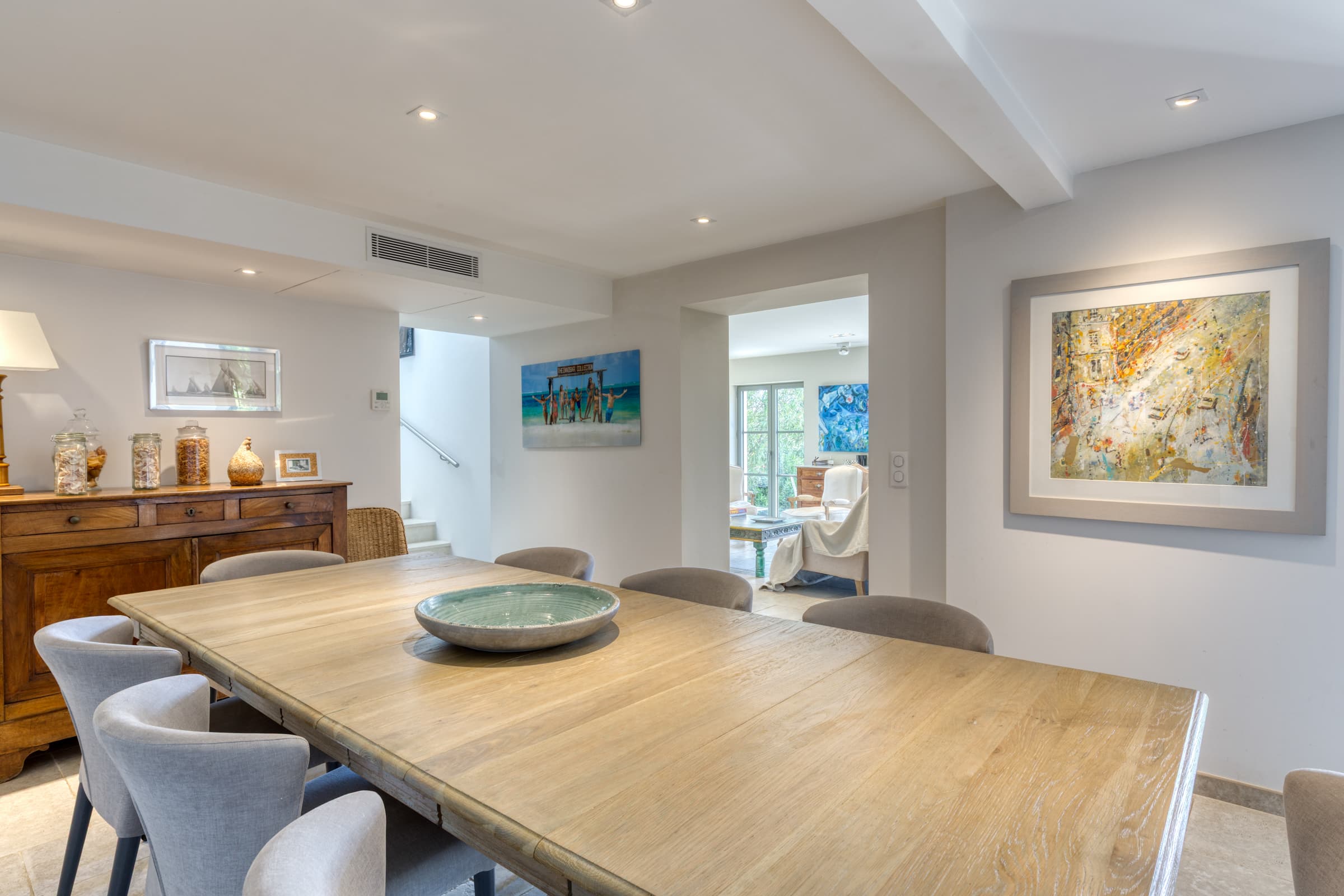 Salle à manger dans une villa à vendre à La Croix-Valmer, design contemporain, Gigaro.