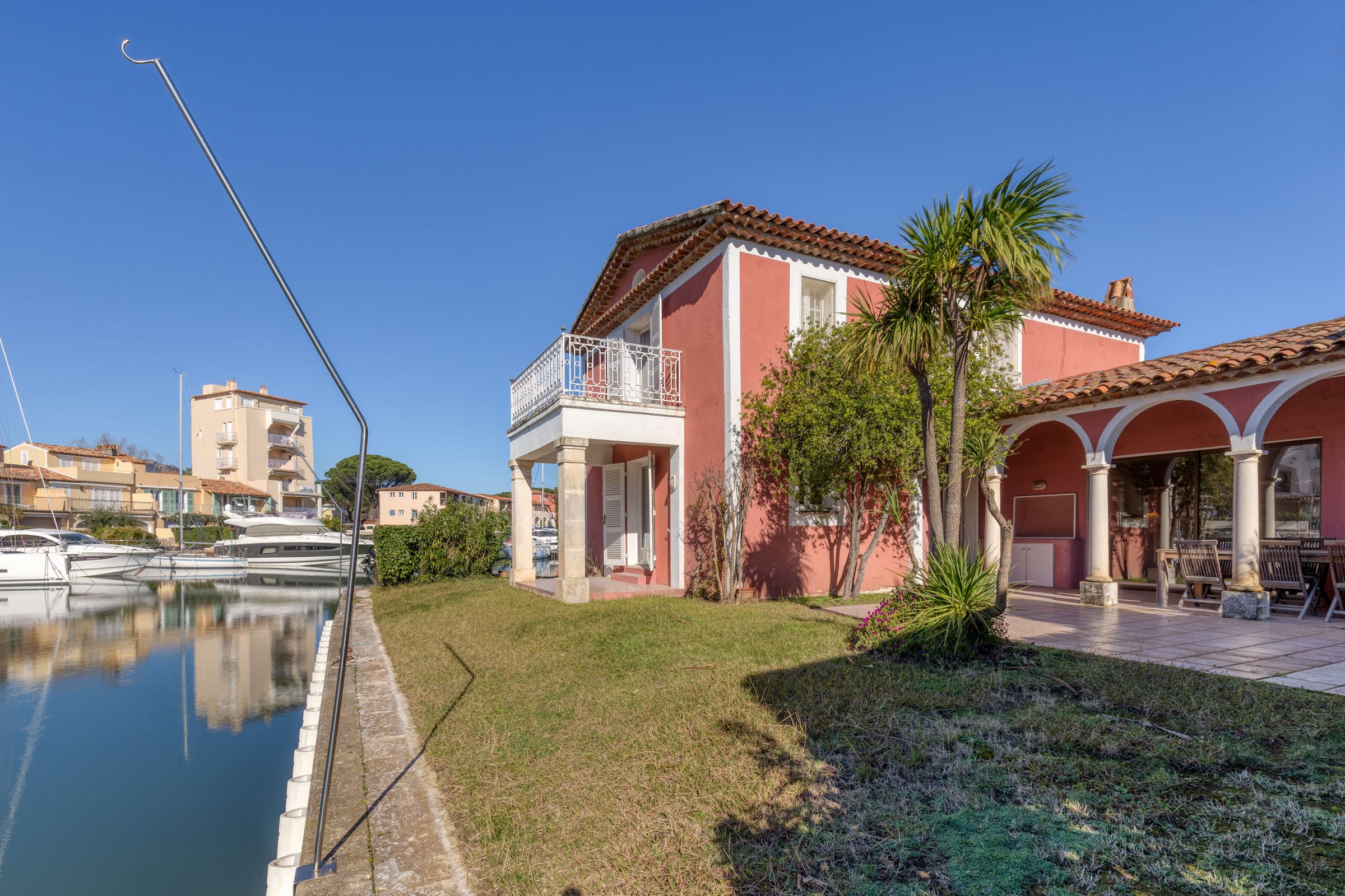 Propriété à vendre à Port-Grimaud avec grands amarrages, façade élégante sur le canal, exposition plein ouest et charme méditerranéen.