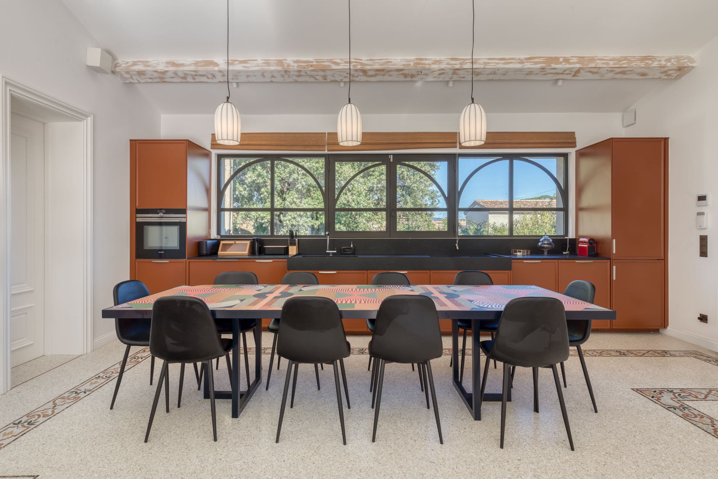 Espace repas élégant ouvert sur la terrasse dans une villa de luxe à vendre au cœur de Saint-Tropez, parfait pour recevoir.