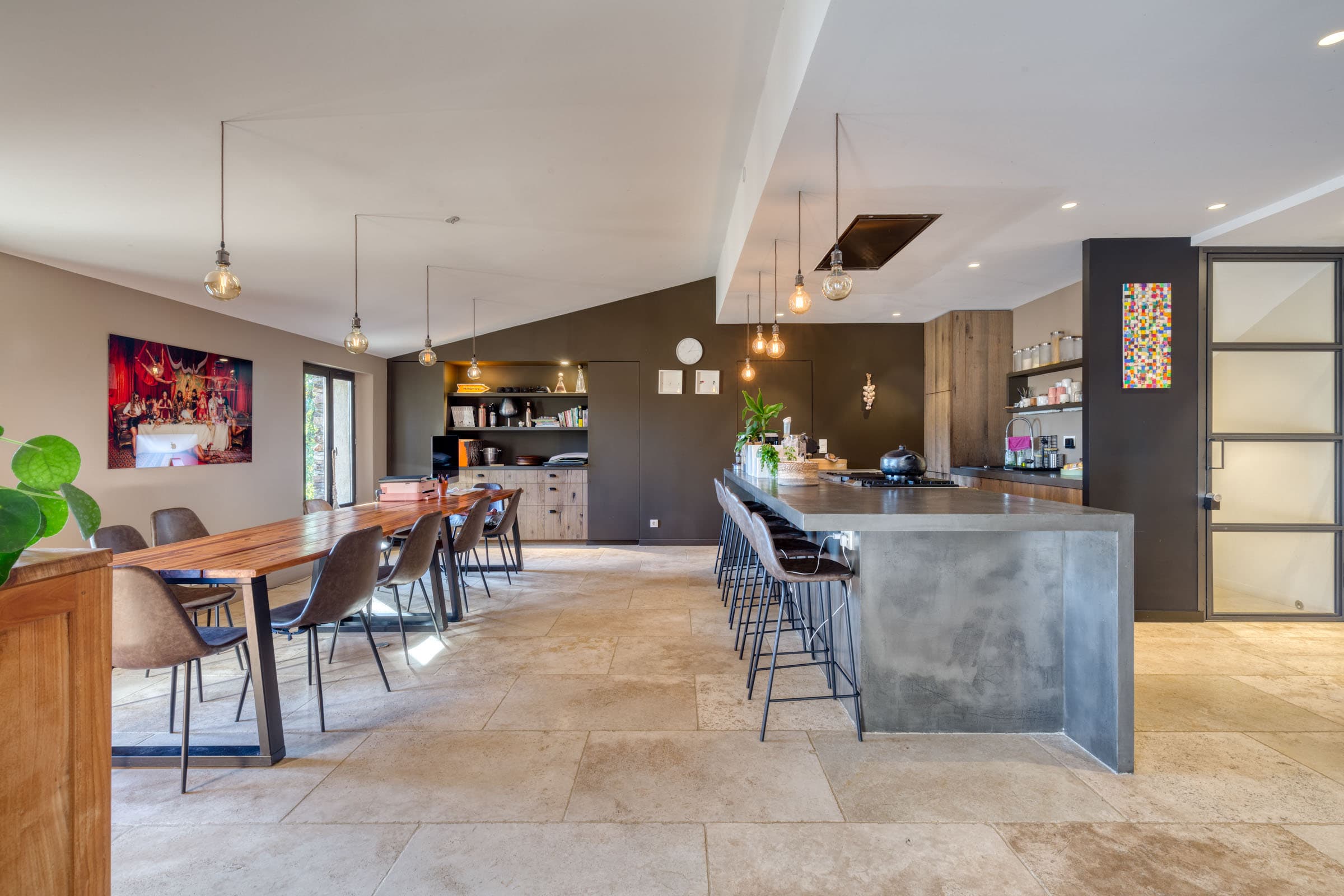 Cuisine ouverte moderne et haut de gamme dans cette propriété unique à La Garde-Freinet, idéale pour préparer des repas raffinés avec vue sur le Golfe de Saint-Tropez.