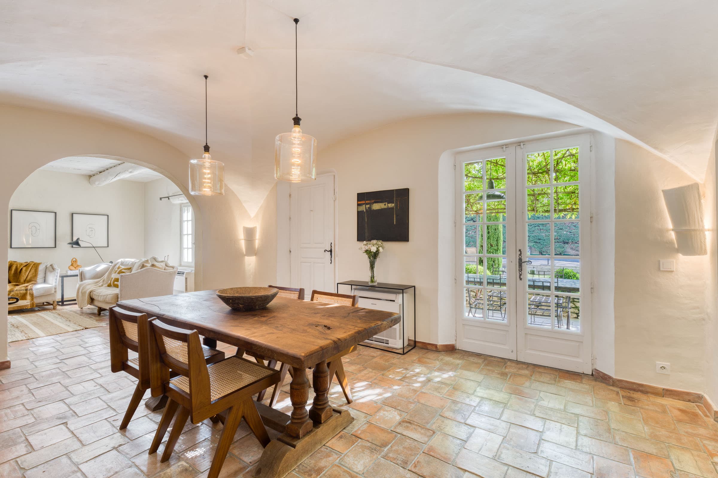 Salle à manger d’une bastide à vendre à Maubec, élégante et lumineuse, ouverte sur le jardin et terrasse, villa 4 chambres avec piscine.