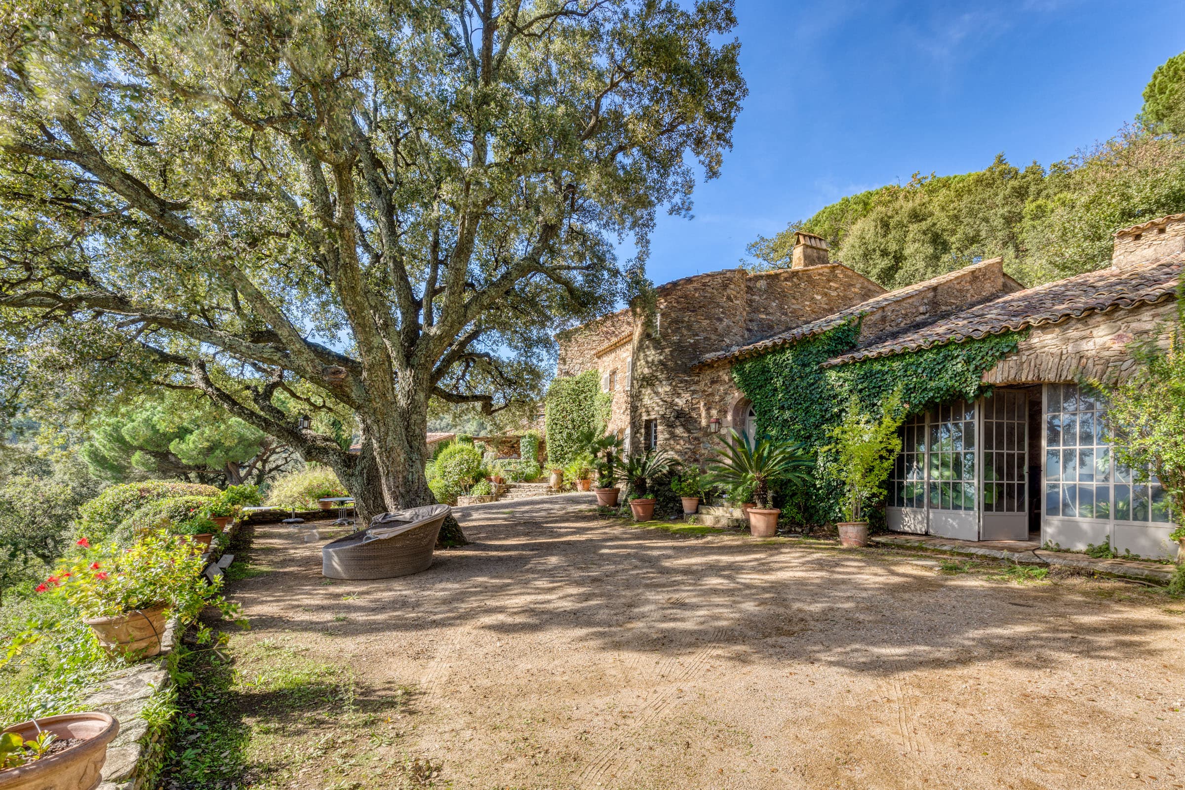 Propriété à vendre composée de 5 maisons et un studio à La Garde-Freinet, avec vue panoramique sur les collines du Golfe de Saint-Tropez.