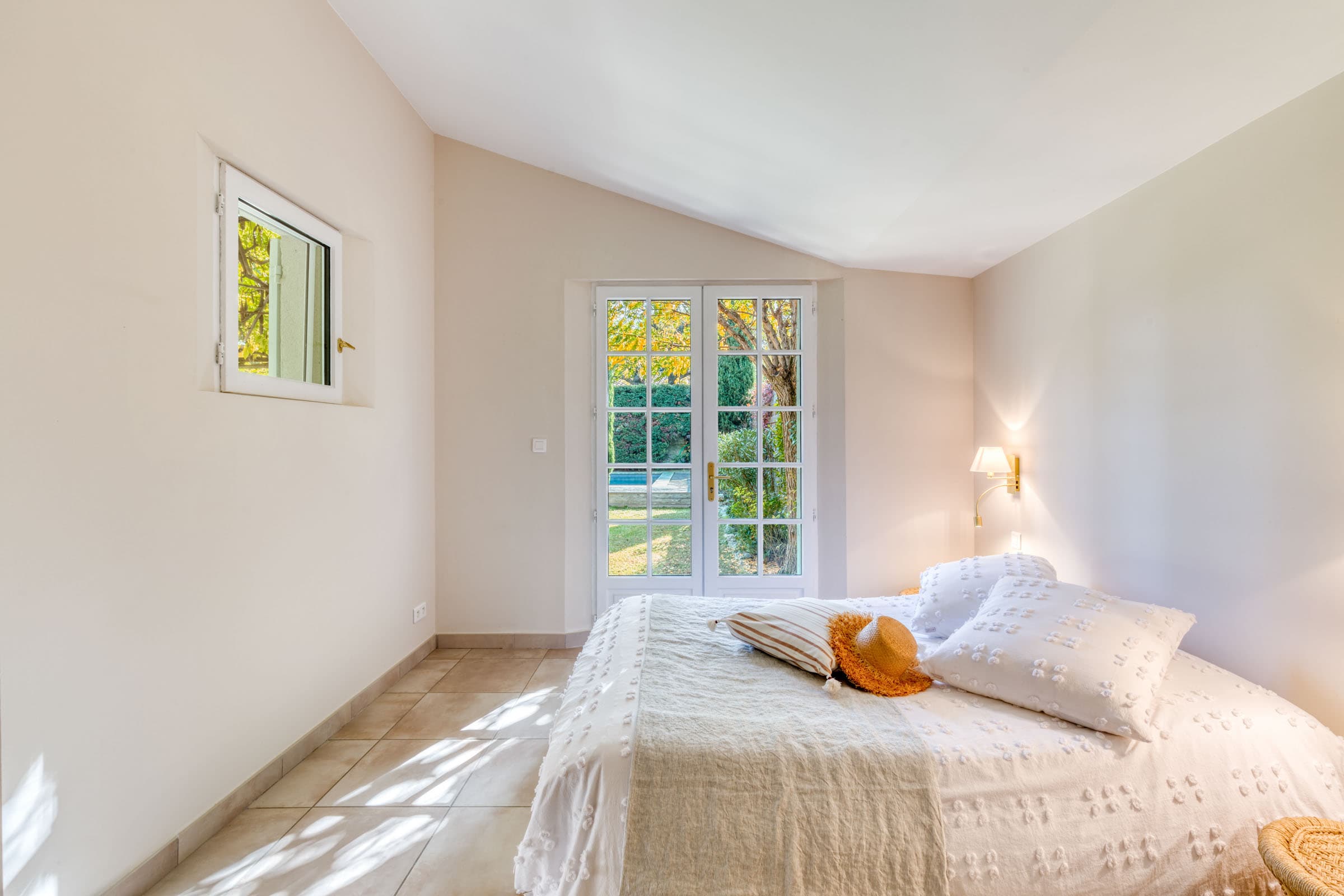 Suite d’une villa à vendre à Maubec, bastide charmante avec dressing, salle de bain attenante, 4 chambres, parfait état.