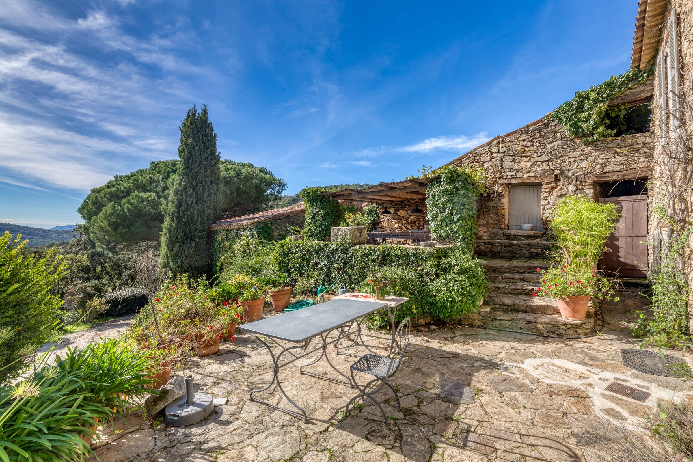 Terrasse extérieure et ramade pour repas d’été, domaine avec 5 maisons à vendre dans le Golfe de Saint-Tropez.