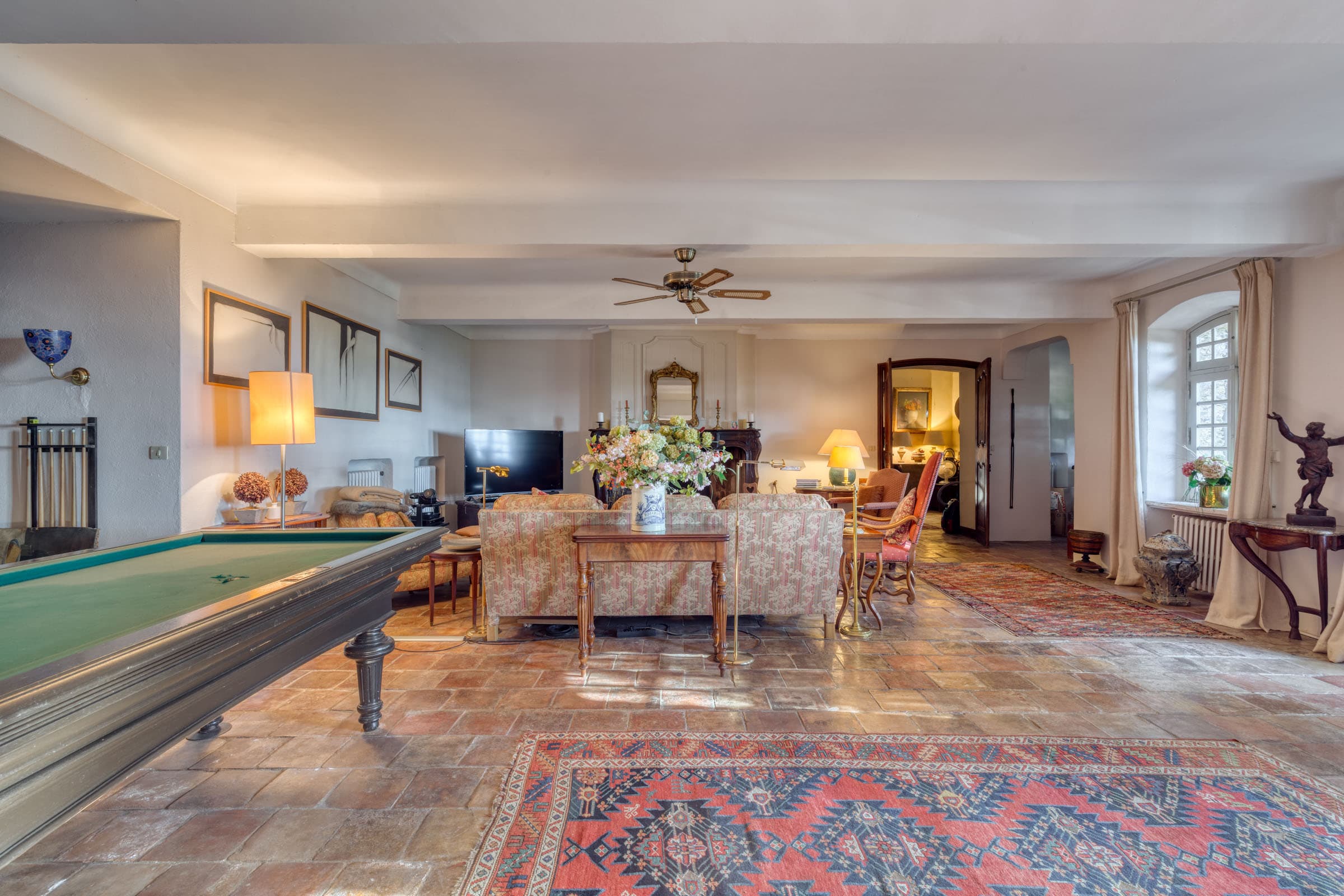 Salon spacieux avec billard et bar, idéal pour recevoir, dans un hameau provençal à vendre avec 5 maisons à La Garde-Freinet.