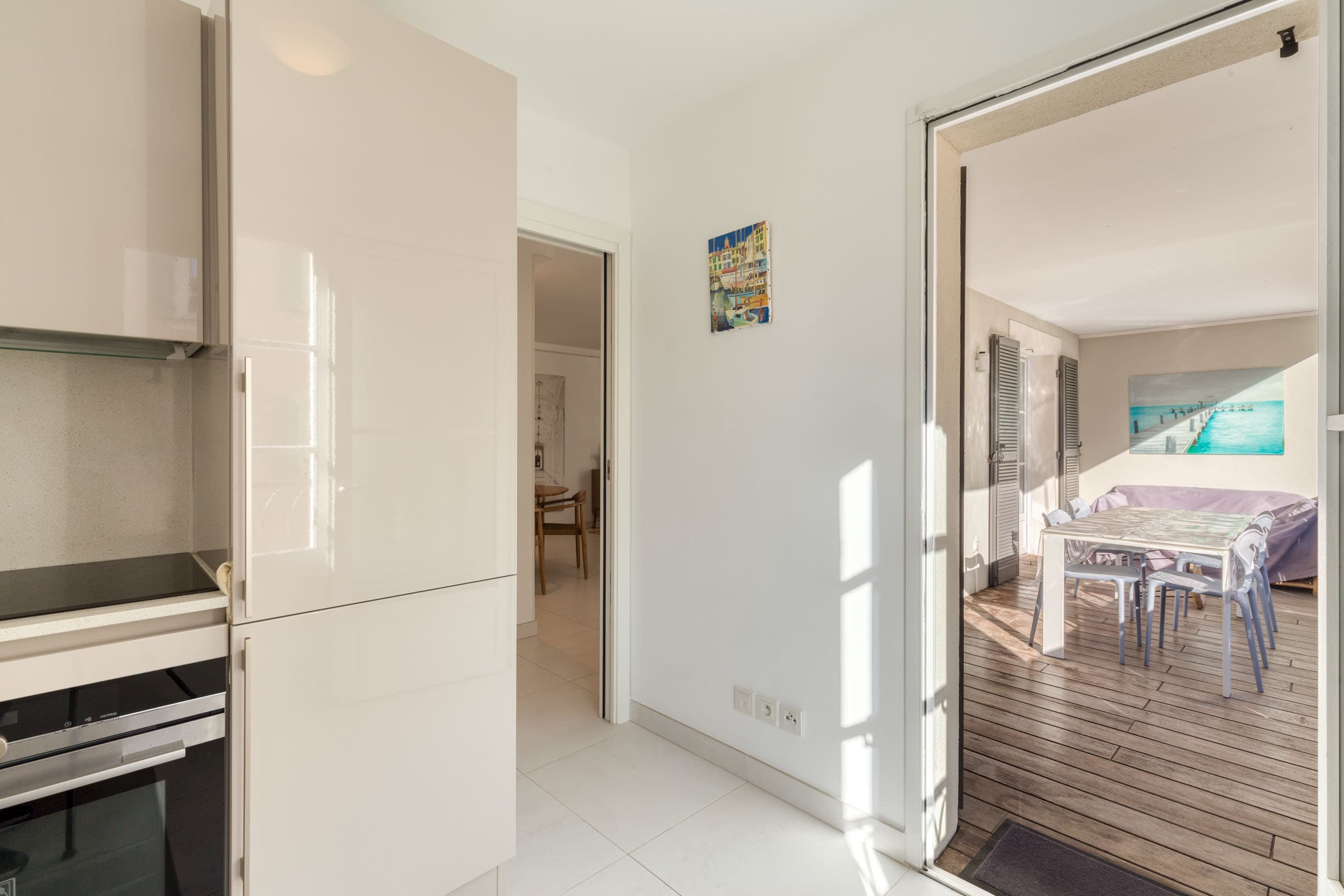 Cuisine indépendante équipée avec portes coulissantes, ouvrant sur la terrasse à Saint-Tropez.