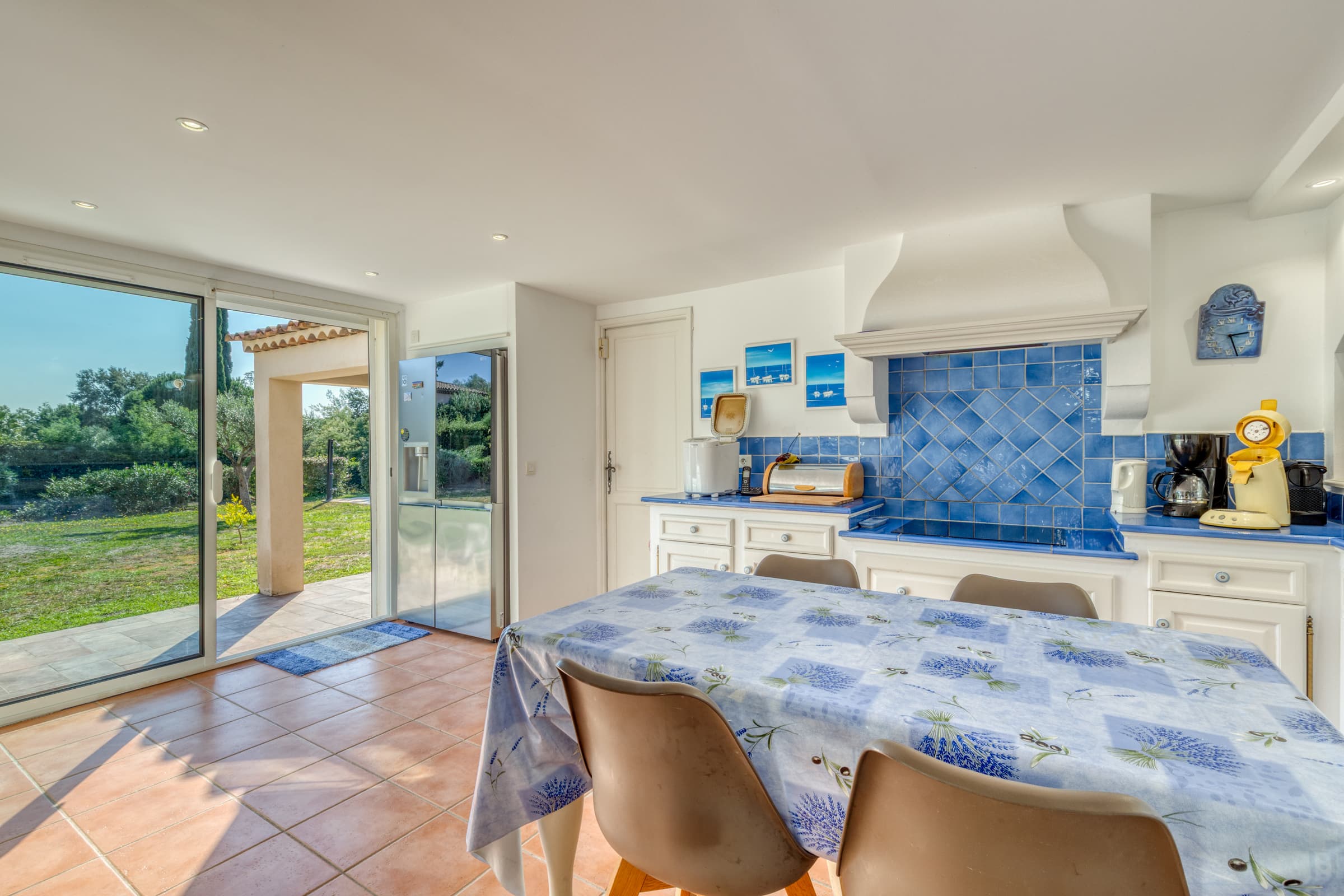 Cuisine lumineuse avec cellier, équipements premium. Fonctionnelle et parfaitement intégrée aux espaces de vie.