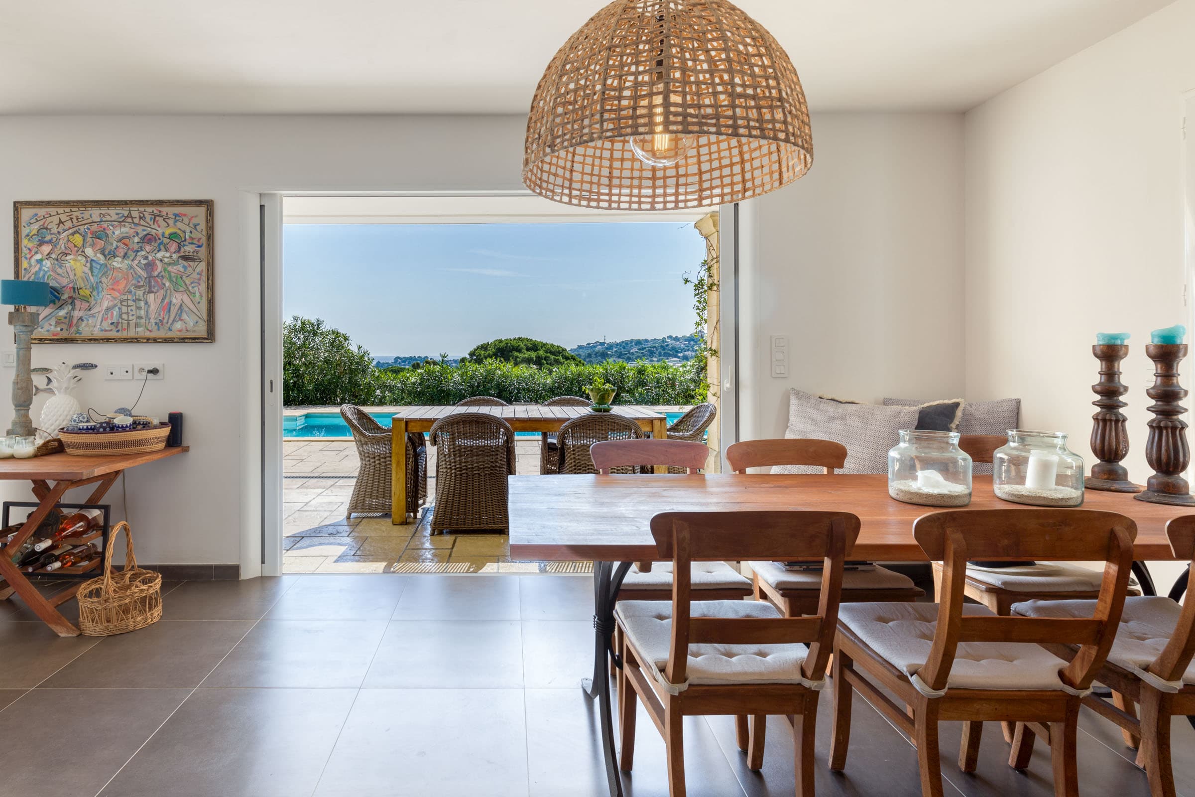 Spacieux salon lumineux avec climatisation et accès à la terrasse et piscine, villa neuve à Cavalaire-sur-Mer.