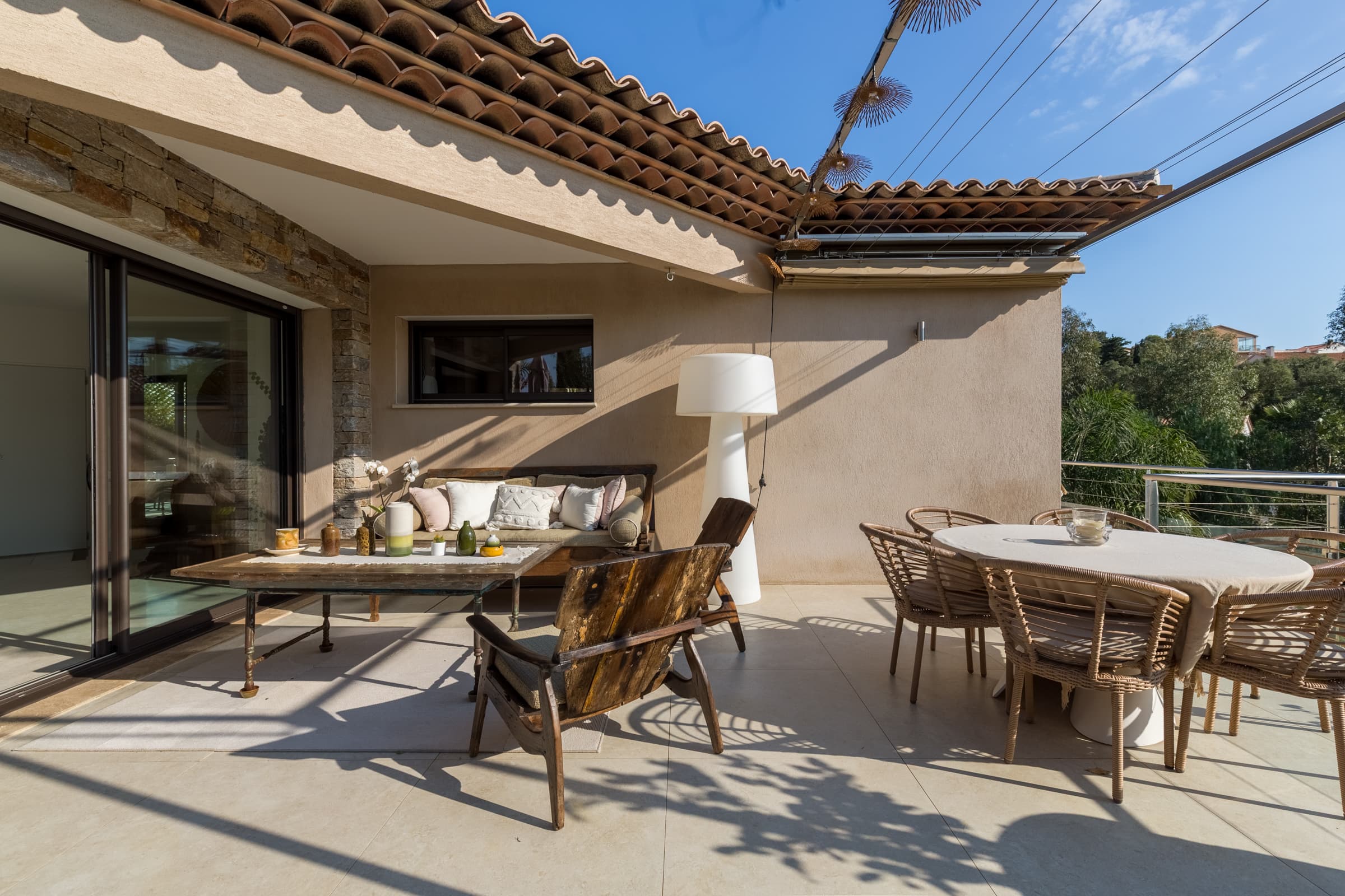 Terrasses ensoleillées et vue dégagée. Villa contemporaine d’architecte à Sainte-Maxime, confort et sérénité.