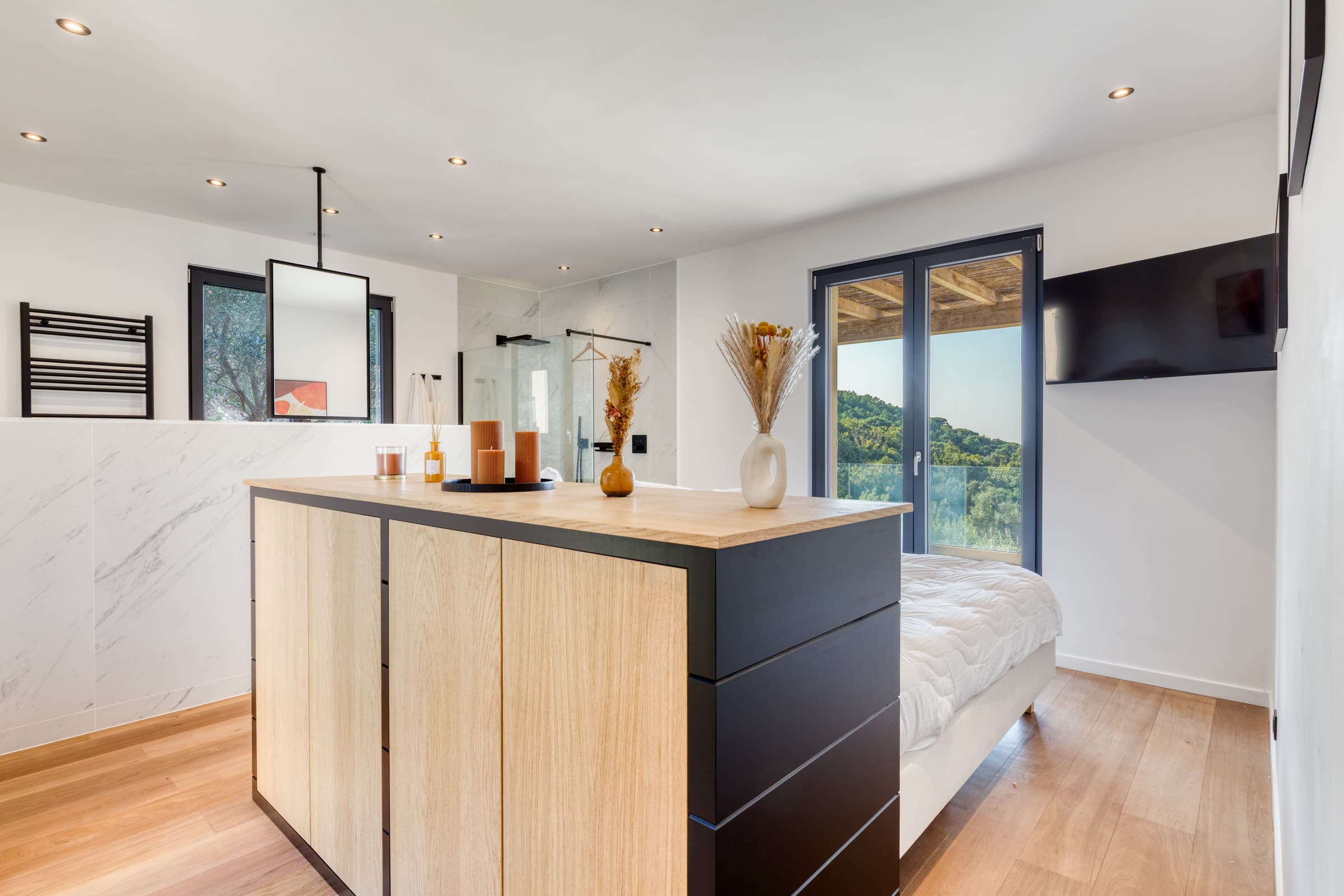 Suite parentale lumineuse avec salle de bains et terrasse privée. Villa d’exception à vendre à La Croix-Valmer, secteur Gigaro, vue mer.