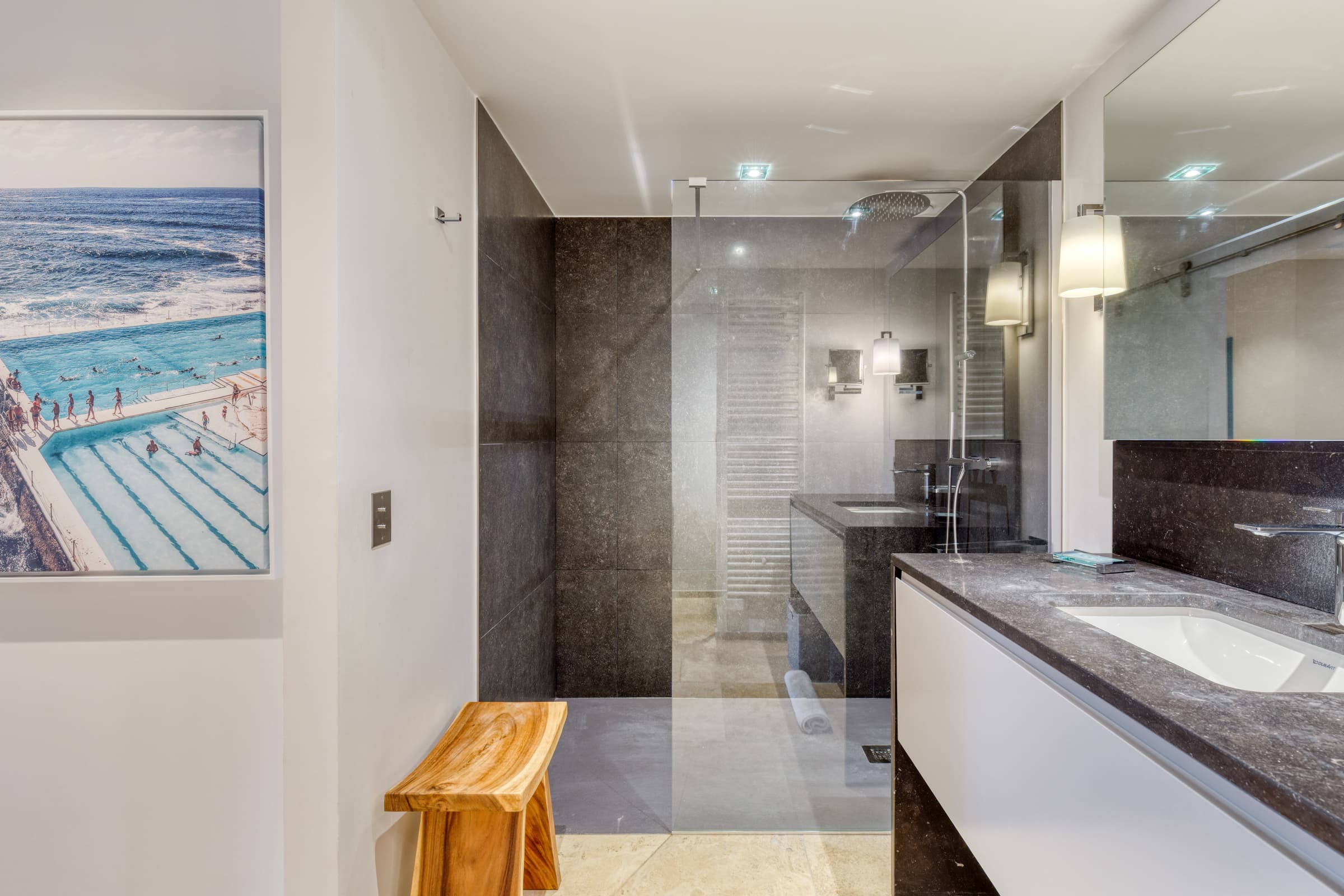 Salles de bains élégantes et raffinées dans villa de prestige à vendre à La Croix-Valmer. Matériaux haut de gamme et confort absolu.