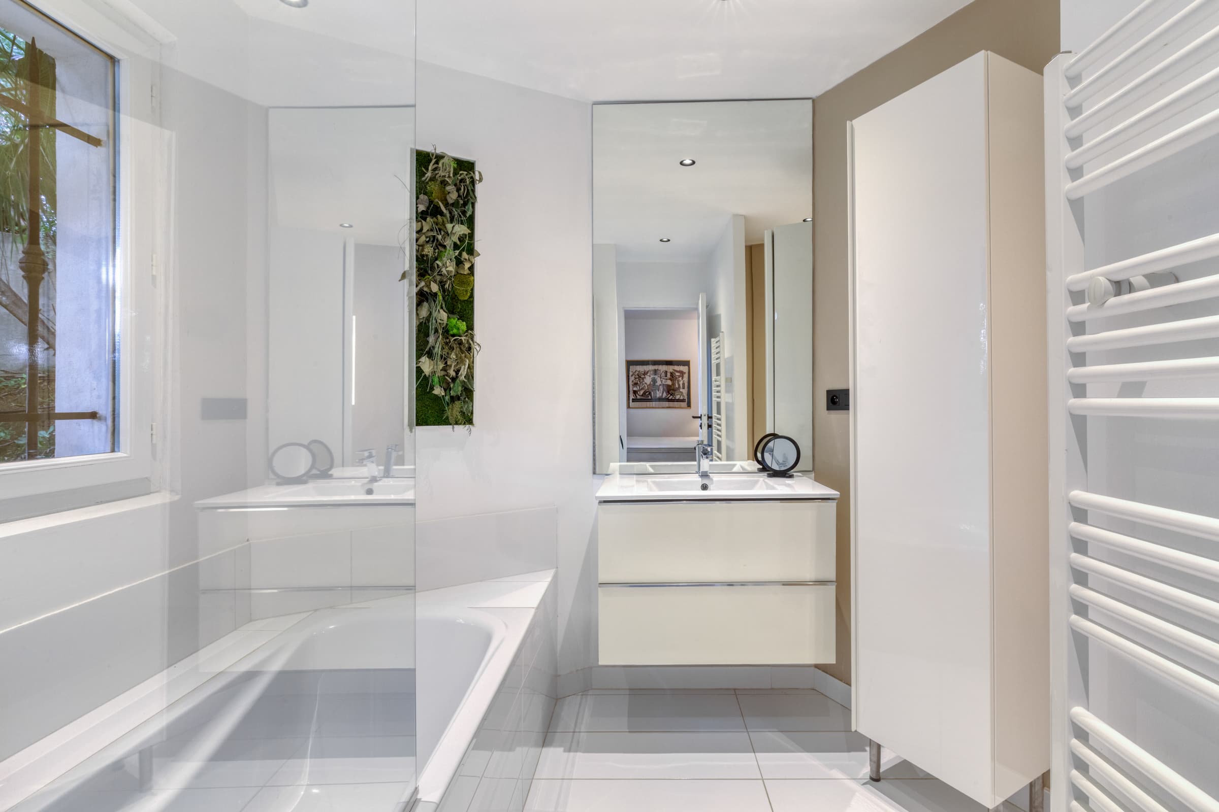 Salle de bain élégante de la villa à vendre, finitions haut de gamme et douche italienne.