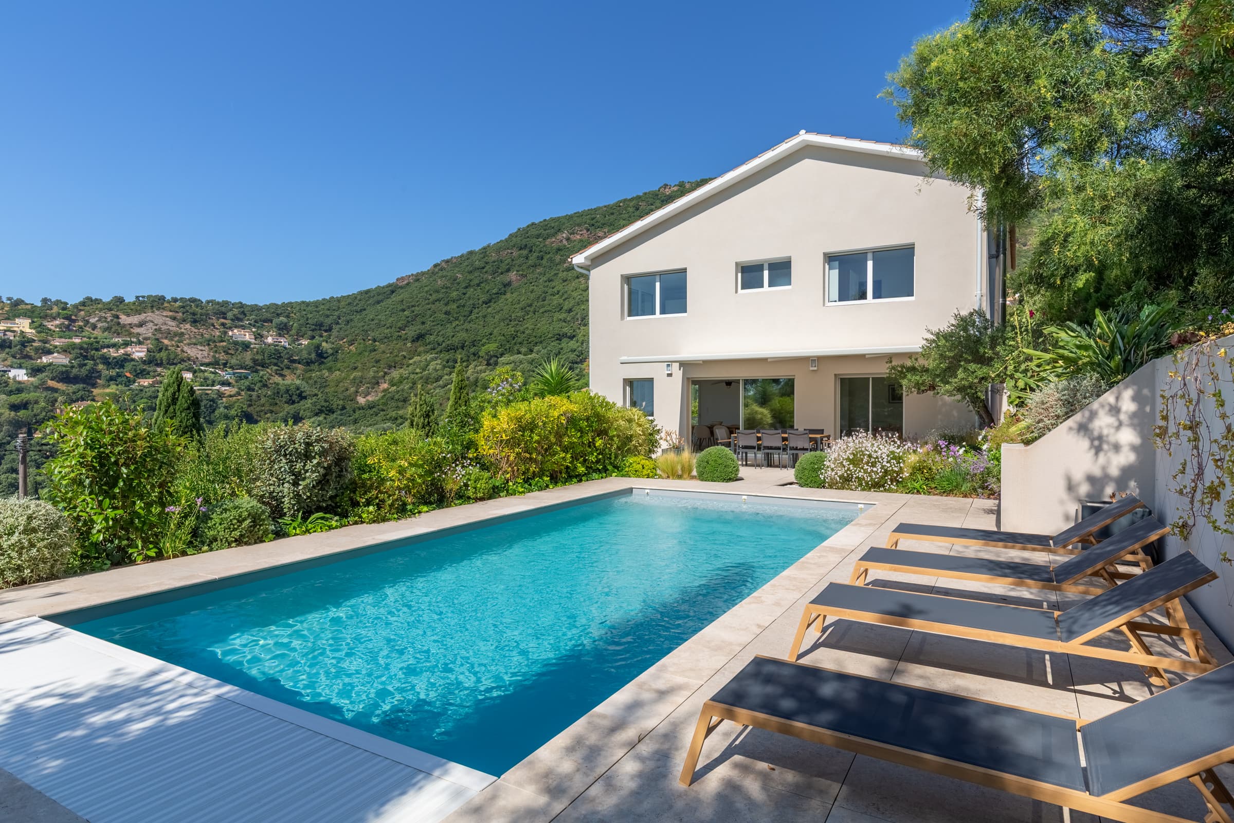 Villa à vendre Cavalaire-sur-Mer : Piscine chauffée avec belle terrasse, parfaite pour se détendre et profiter du soleil.