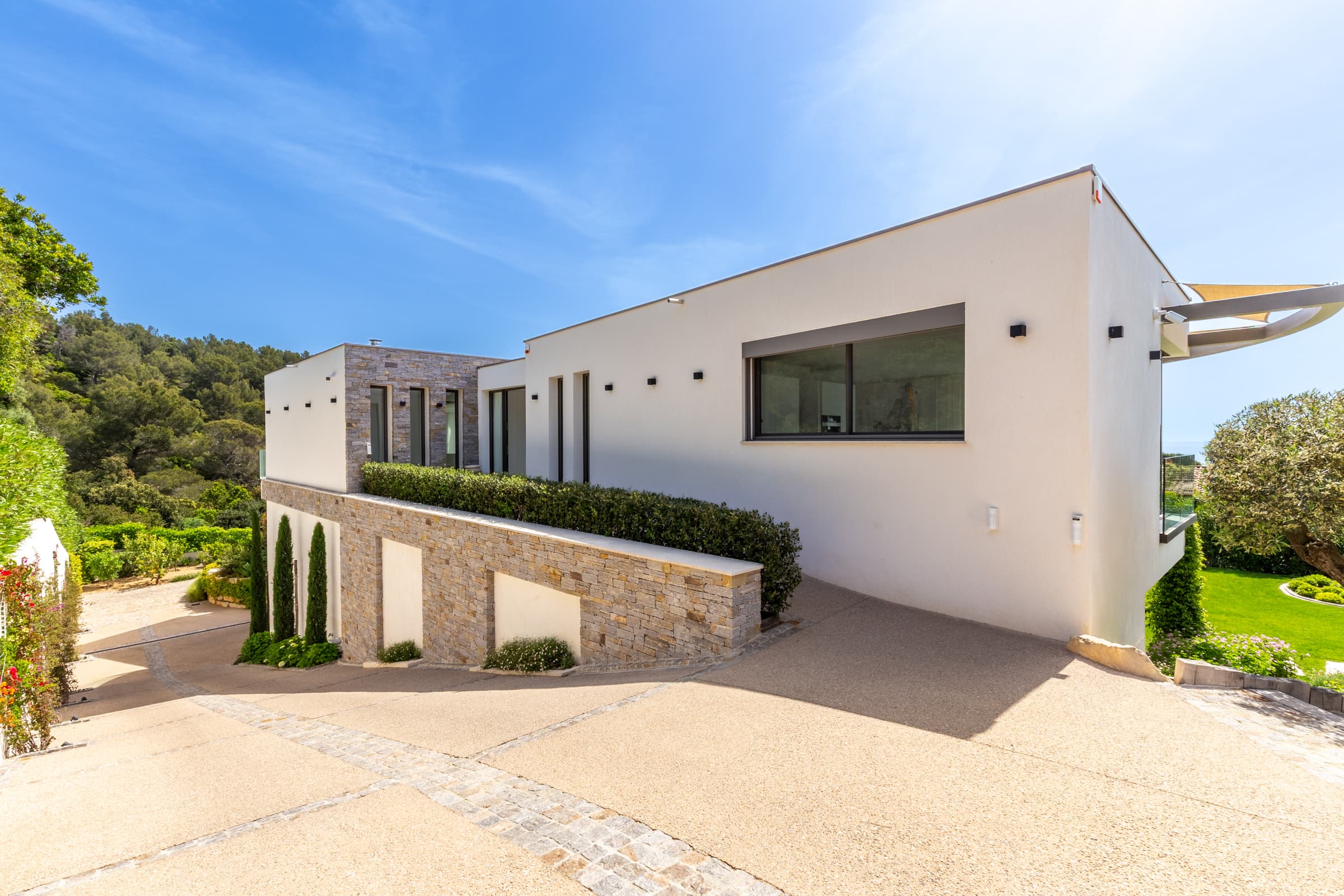 Propriété contemporaine nichée dans un écrin de verdure, offrant une vue mer spectaculaire et des prestations haut de gamme au cœur de la Côte d’Azur.