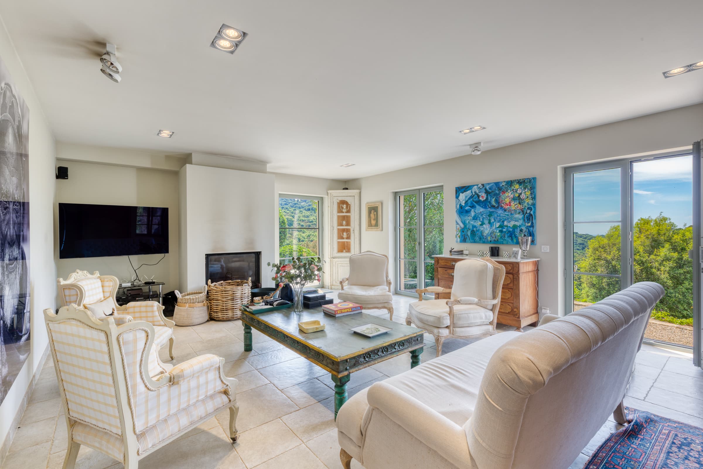 Salon d’une villa à vendre à La Croix-Valmer, ouvert sur terrasse et mer, finition haut de gamme.