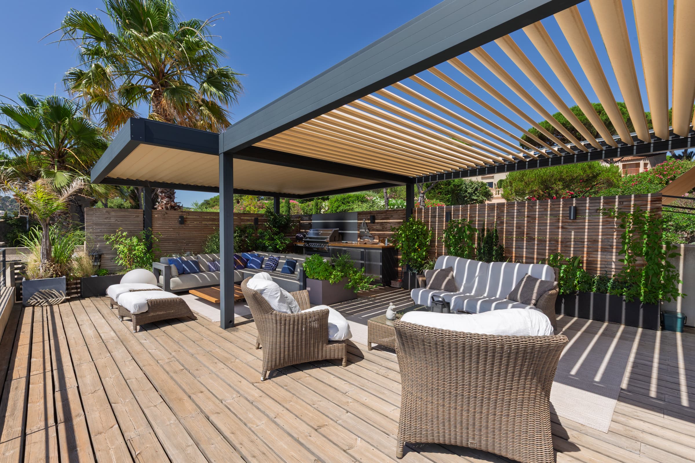 Grande terrasse ensoleillée dans villa à vendre à Sainte-Maxime, idéale pour se détendre face à la Méditerranée.