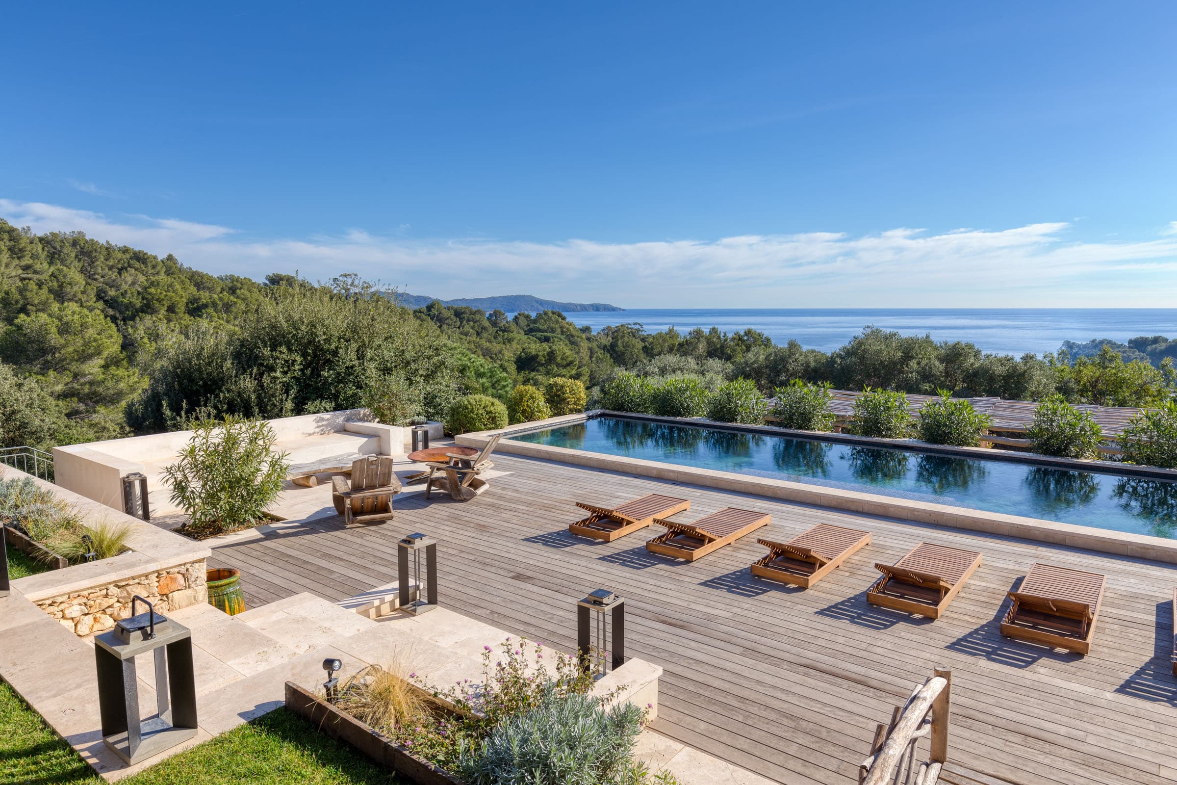Piscine de 15m avec vue mer exceptionnelle du Cap Bénat au Cap Lardier, dans une villa de prestige à vendre à Cavalaire-sur-Mer.