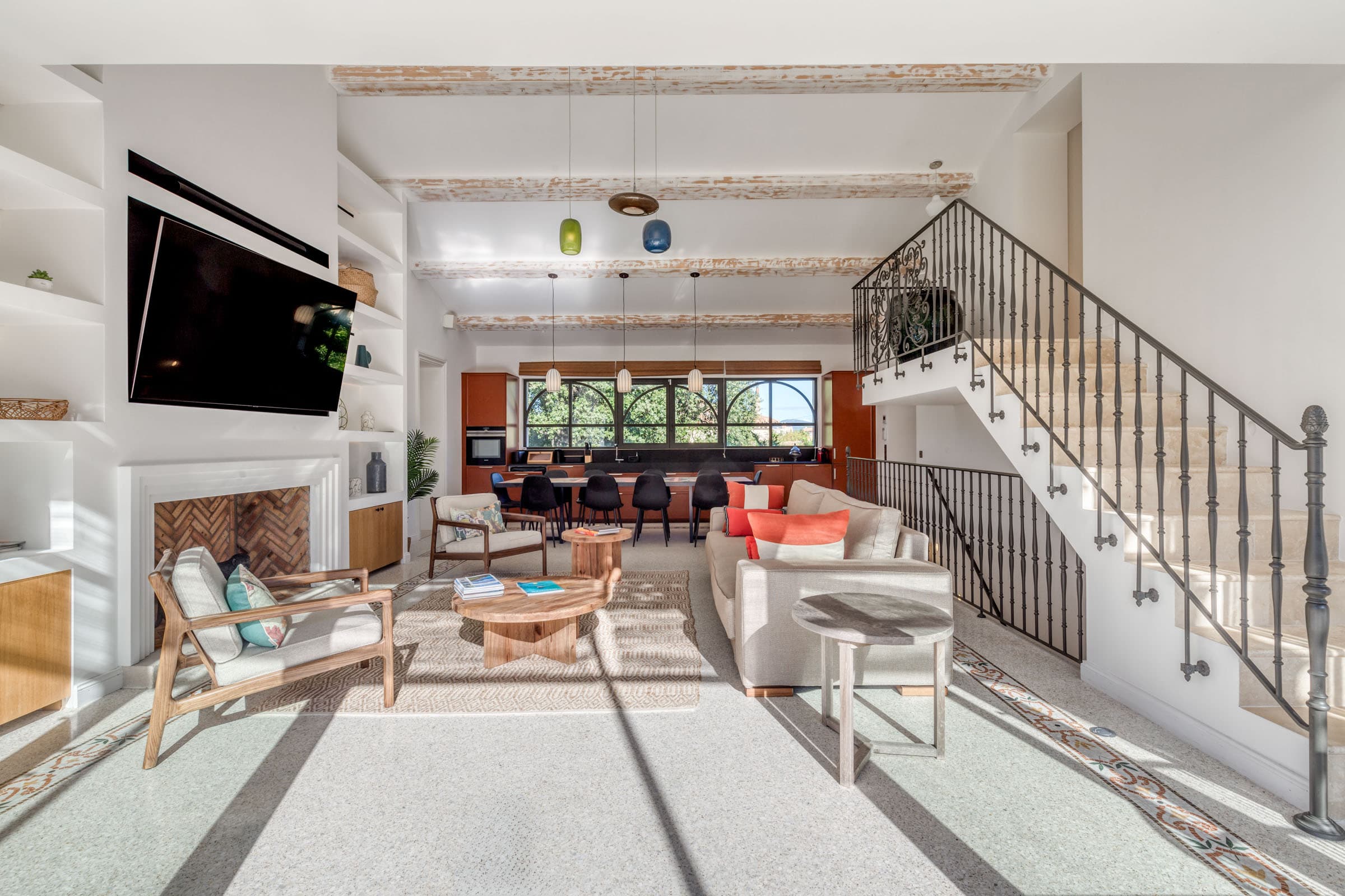 Séjour spacieux avec grande hauteur sous plafond dans une villa neuve à vendre à Saint-Tropez, finitions premium et accès terrasse 