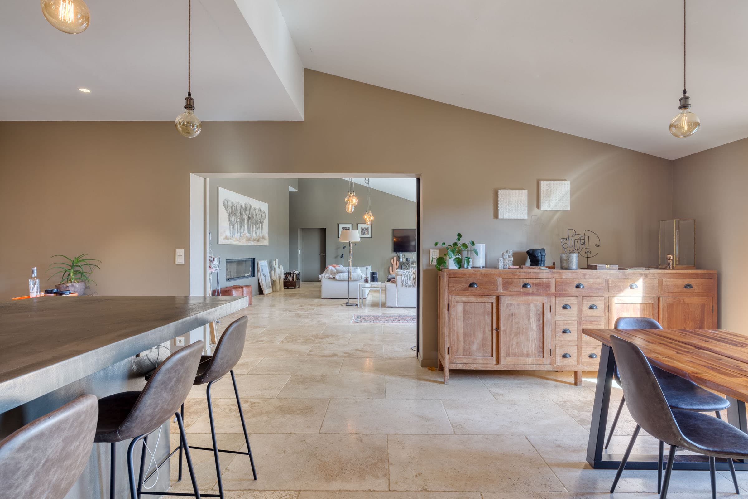 Salle à manger conviviale dans cette villa à vendre à La Garde-Freinet, ouverte sur le salon et offrant une atmosphère chaleureuse avec vue sur le Golfe.