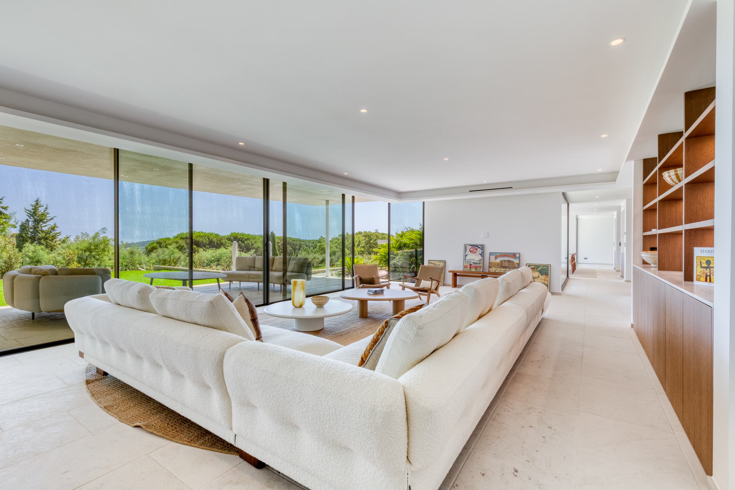 Villa de luxe à vendre à Pampelonne : salon spacieux avec vue panoramique sur la mer Méditerranée.