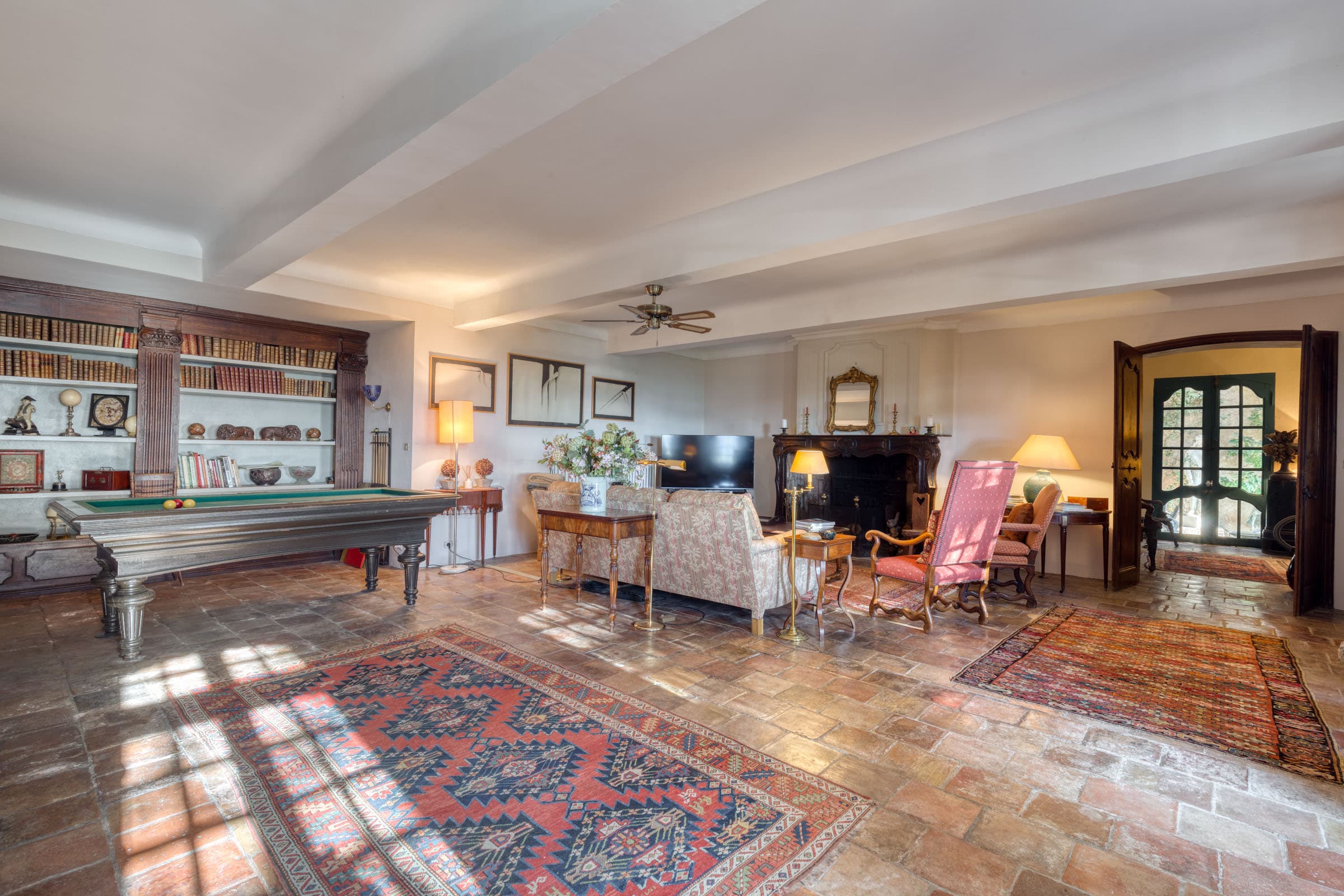 Salon spacieux avec billard et bar, idéal pour recevoir, dans un hameau provençal à vendre avec 5 maisons à La Garde-Freinet.