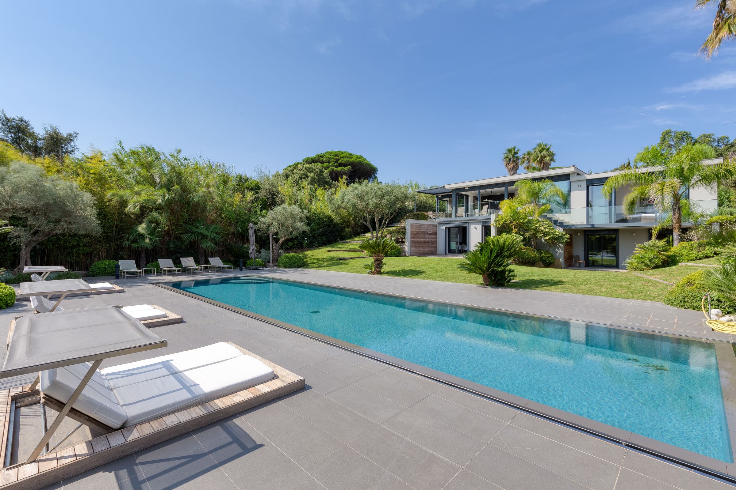 Piscine et jardin paysager d’une villa contemporaine à vendre à Ramatuelle, à quelques mètres des plages de Pampelonne.
