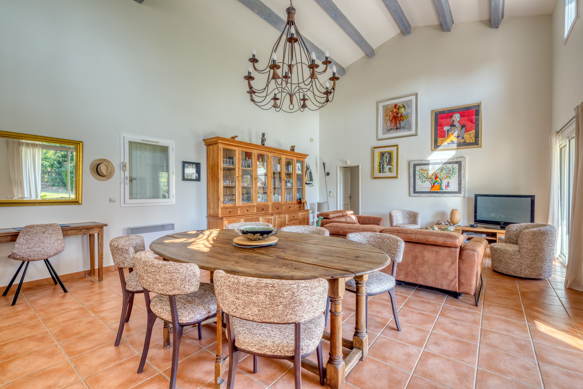 Espace repas lumineux avec accès direct à la terrasse, idéal pour profiter de la douceur méditerranéenne.