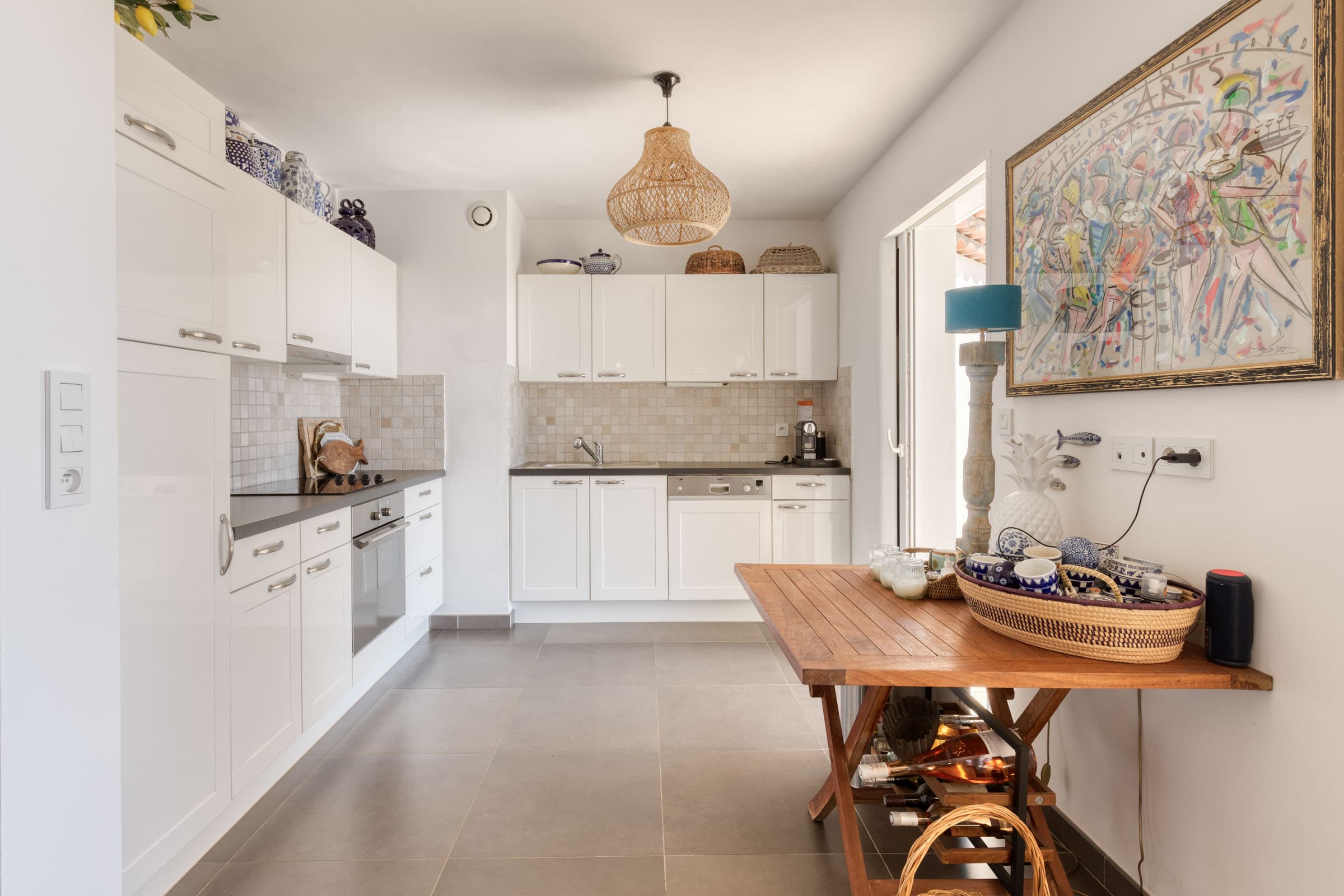 Cuisine équipée ouverte sur le séjour et terrasse, villa récente avec piscine, 4 chambres et vue mer, à deux pas du centre et des plages.