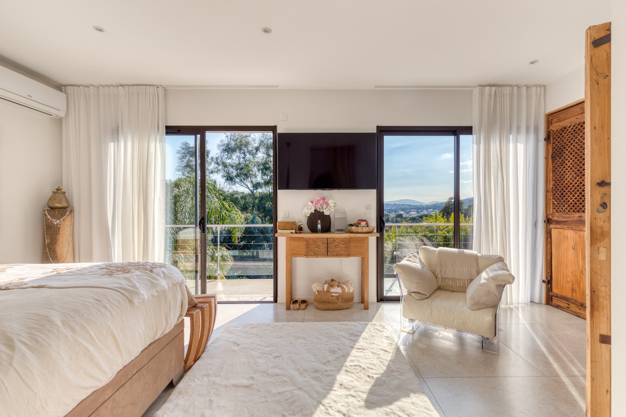 Chambre spacieuse et lumineuse avec climatisation intégrée. Villa contemporaine d’architecte à Sainte-Maxime, confort absolu.