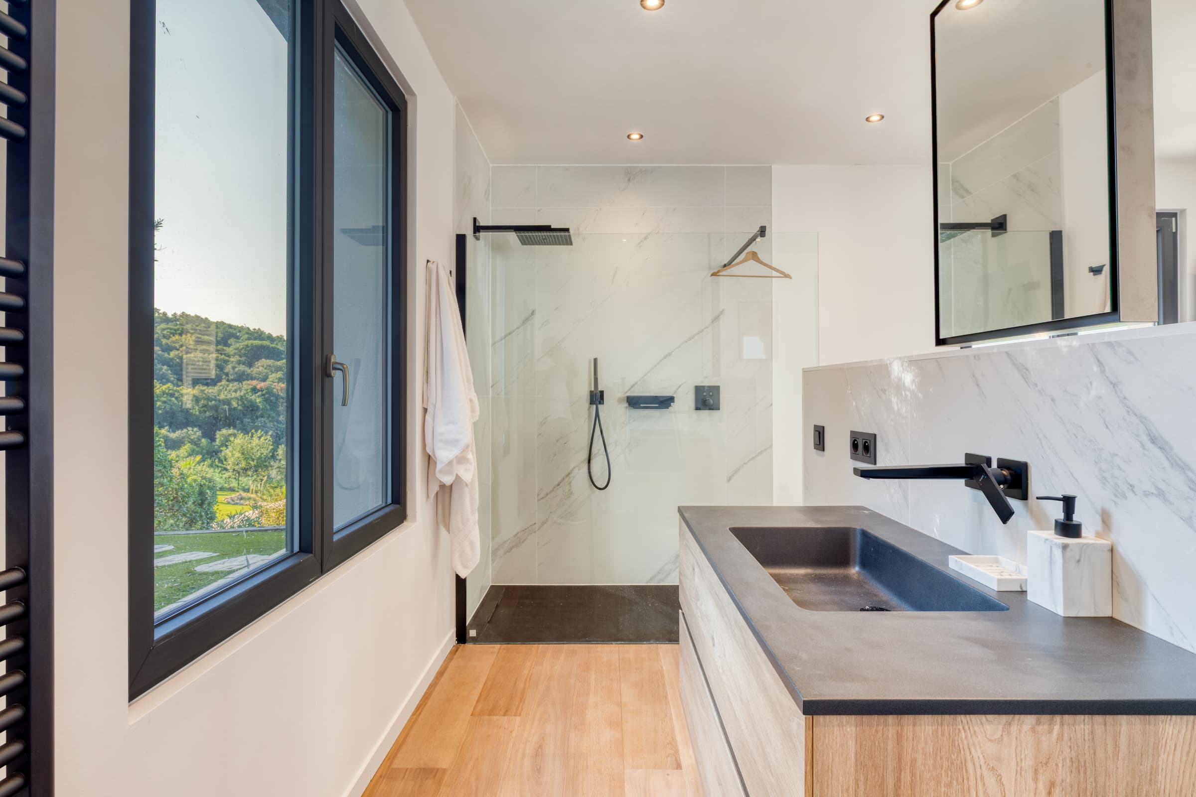 Douche à l’italienne, matériaux nobles et ambiance zen. Villa d’exception à vendre à La Croix-Valmer, secteur Gigaro, confort absolu.