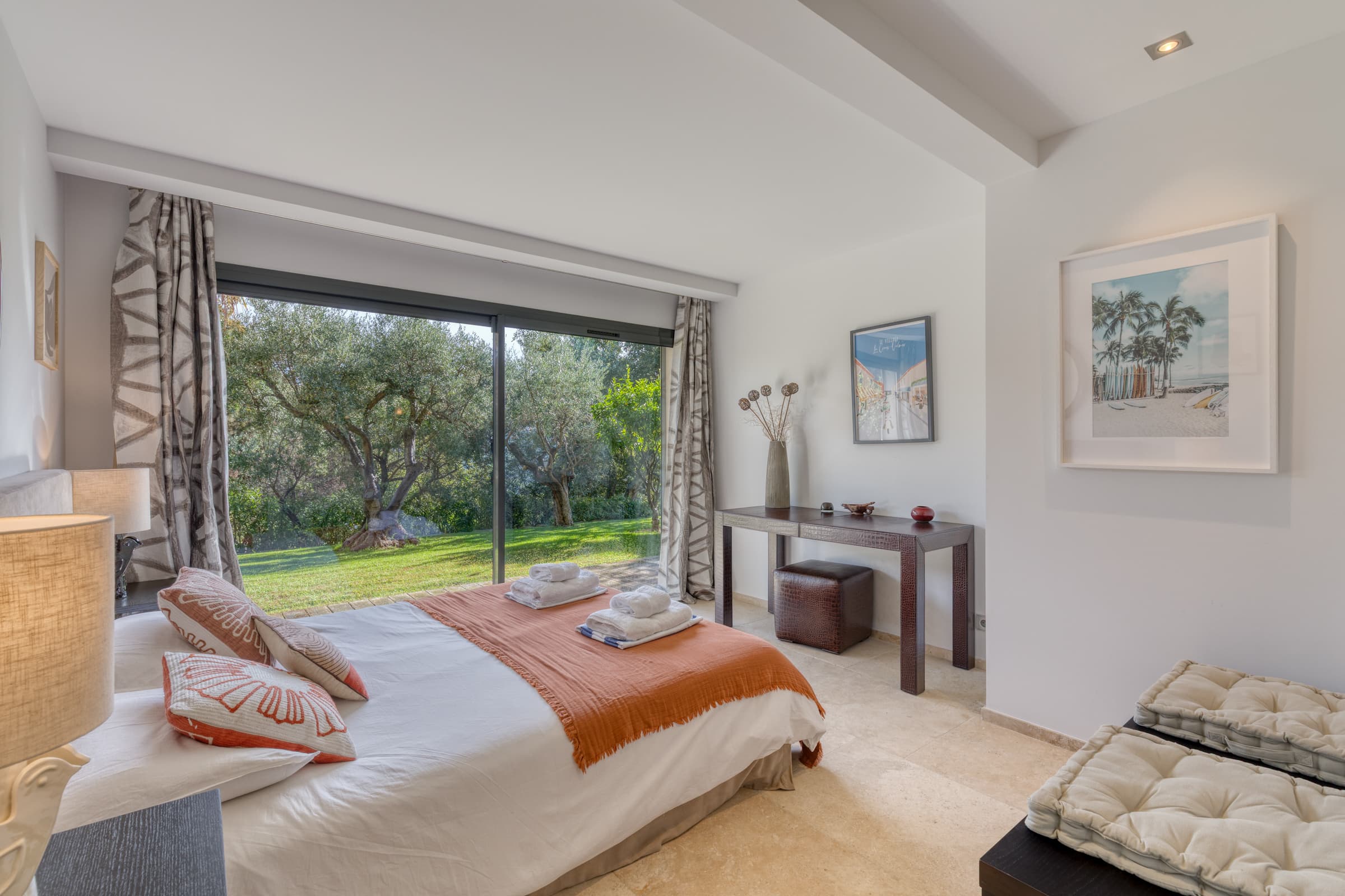 Cinq chambres élégantes avec salles d’eau privatives. Confort, intimité et raffinement à La Croix-Valmer.