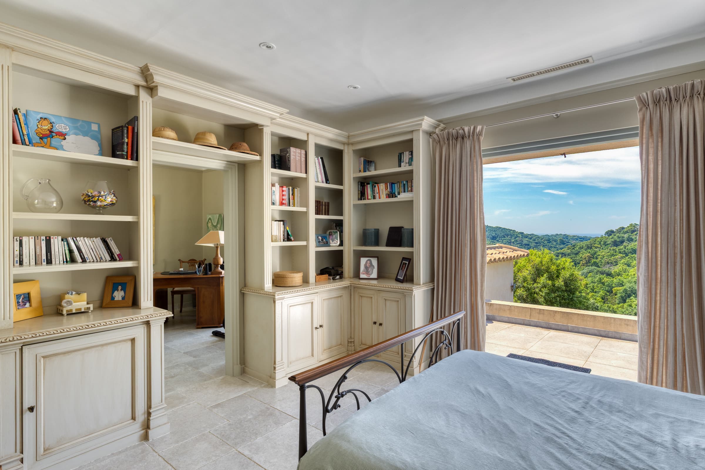 Suite parentale dans villa à vendre La Croix-Valmer avec terrasse privée et vue mer, propriété d’exception.