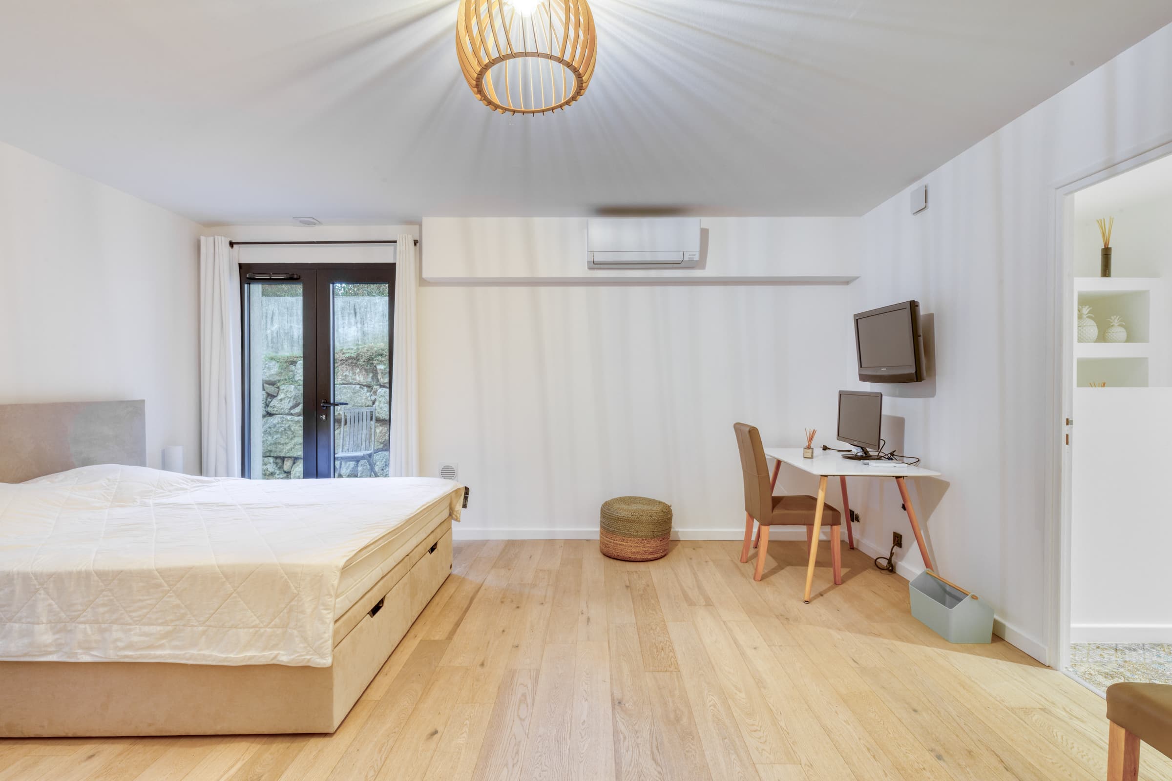 Chambre lumineuse en suite de la villa à vendre, avec salle d’eau privative et vue sur le jardin.
