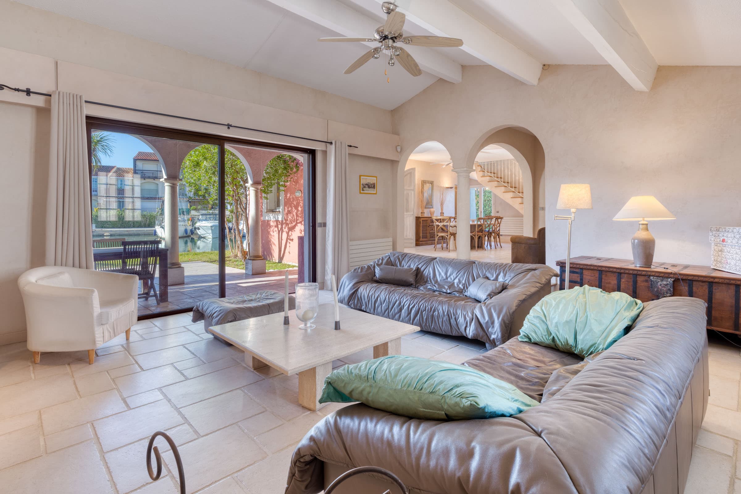 Vue actuelle du salon dans propriété à vendre Port Grimaud avec grands amarrages, charme authentique et volumes généreux.