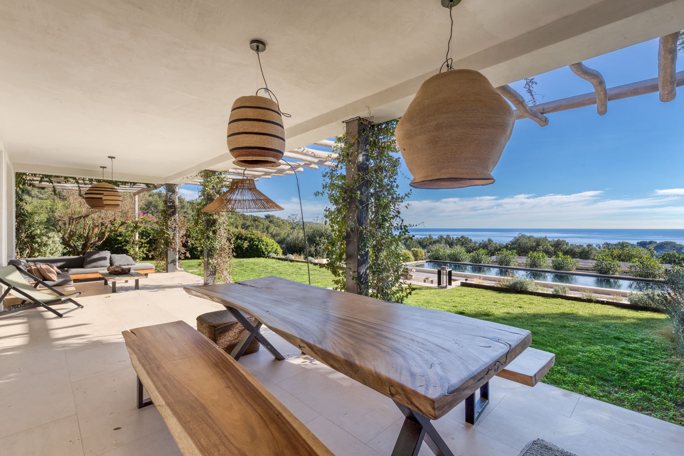 Terrasses plein sud avec panorama mer spectaculaire, propriété d’exception à vendre proche Saint-Tropez.